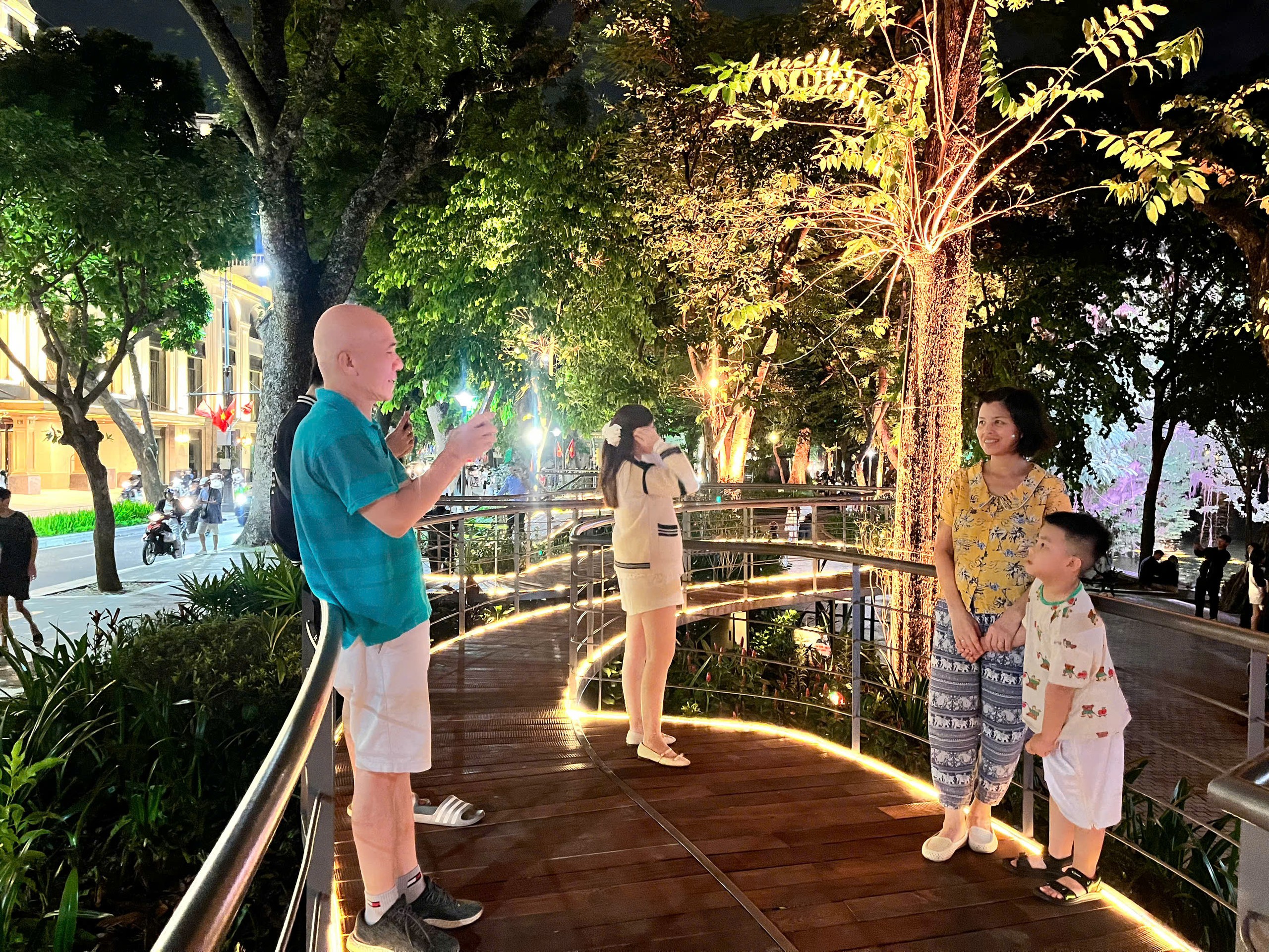 &ldquo;Dải lụa k&yacute; ức&rdquo;: Kh&ocirc;ng tạo th&ecirc;m biểu tượng m&agrave; tạo một g&oacute;c nh&igrave;n mới về Hồ Gươm - Ảnh 11.