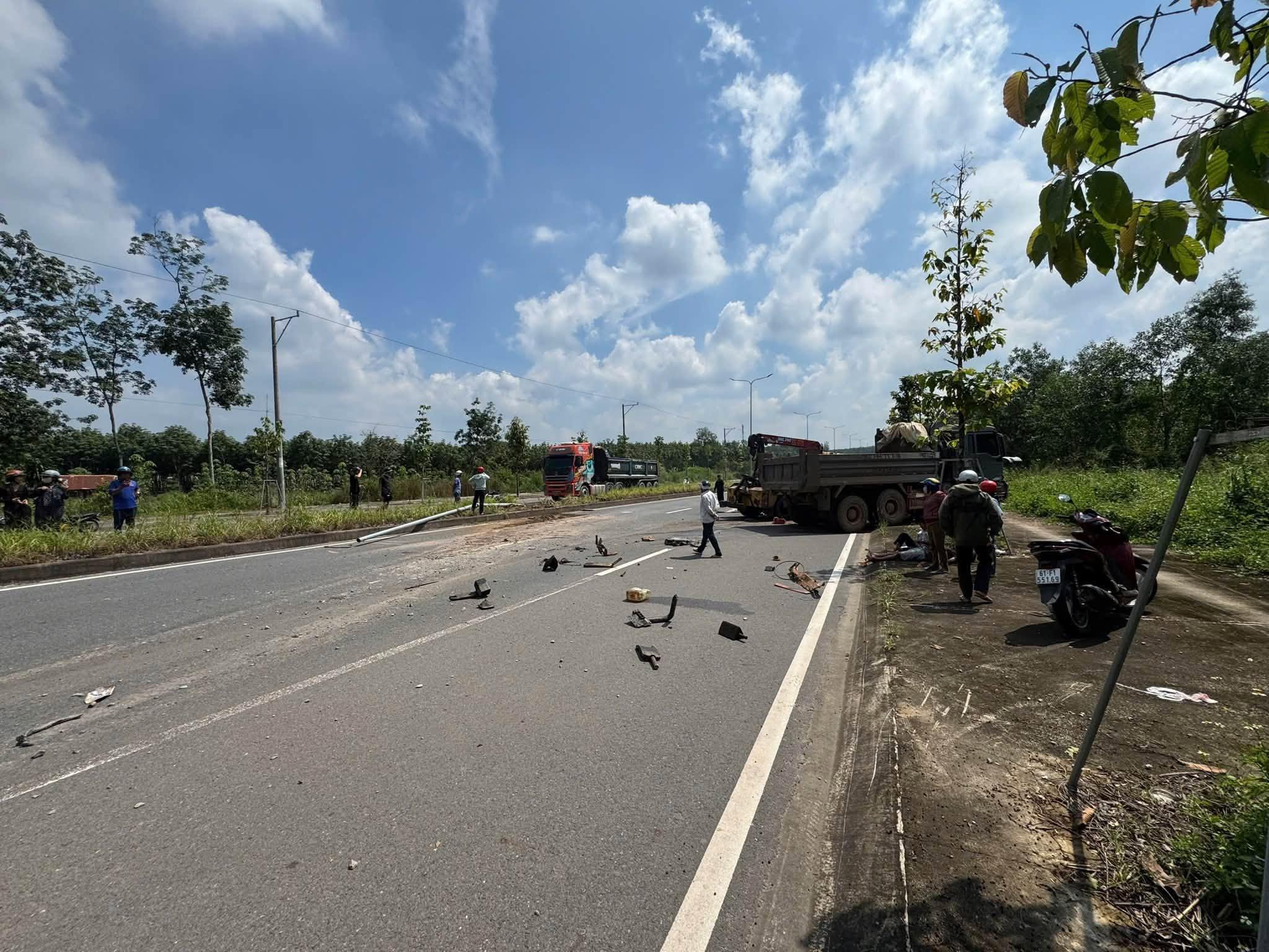 TP.HCM: &Ocirc; t&ocirc; cứu hộ lao qua dải ph&acirc;n c&aacute;ch t&ocirc;ng trực diện xe ben, 2 người bị thương nặng- Ảnh 1.