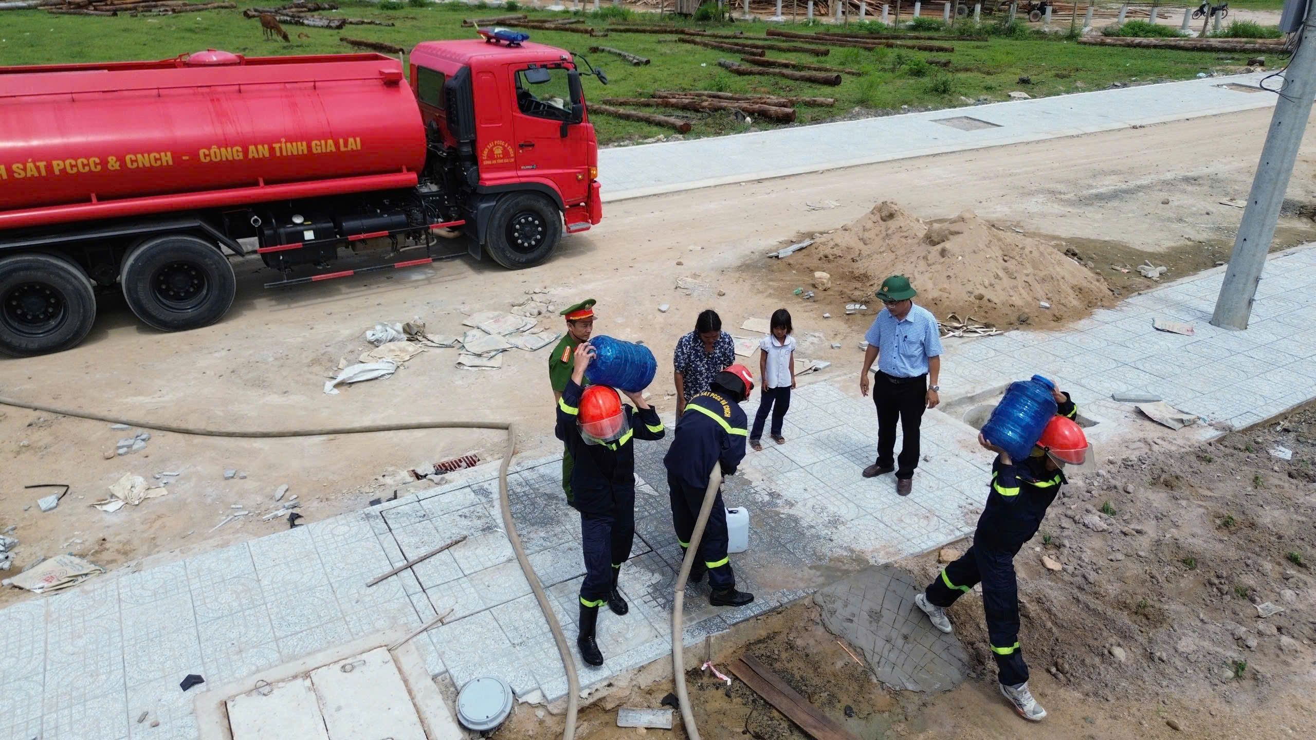 Gia Lai: Điều xe chuy&ecirc;n dụng đưa nước sạch đến người d&acirc;n v&ugrave;ng t&aacute;i định cư- Ảnh 8.