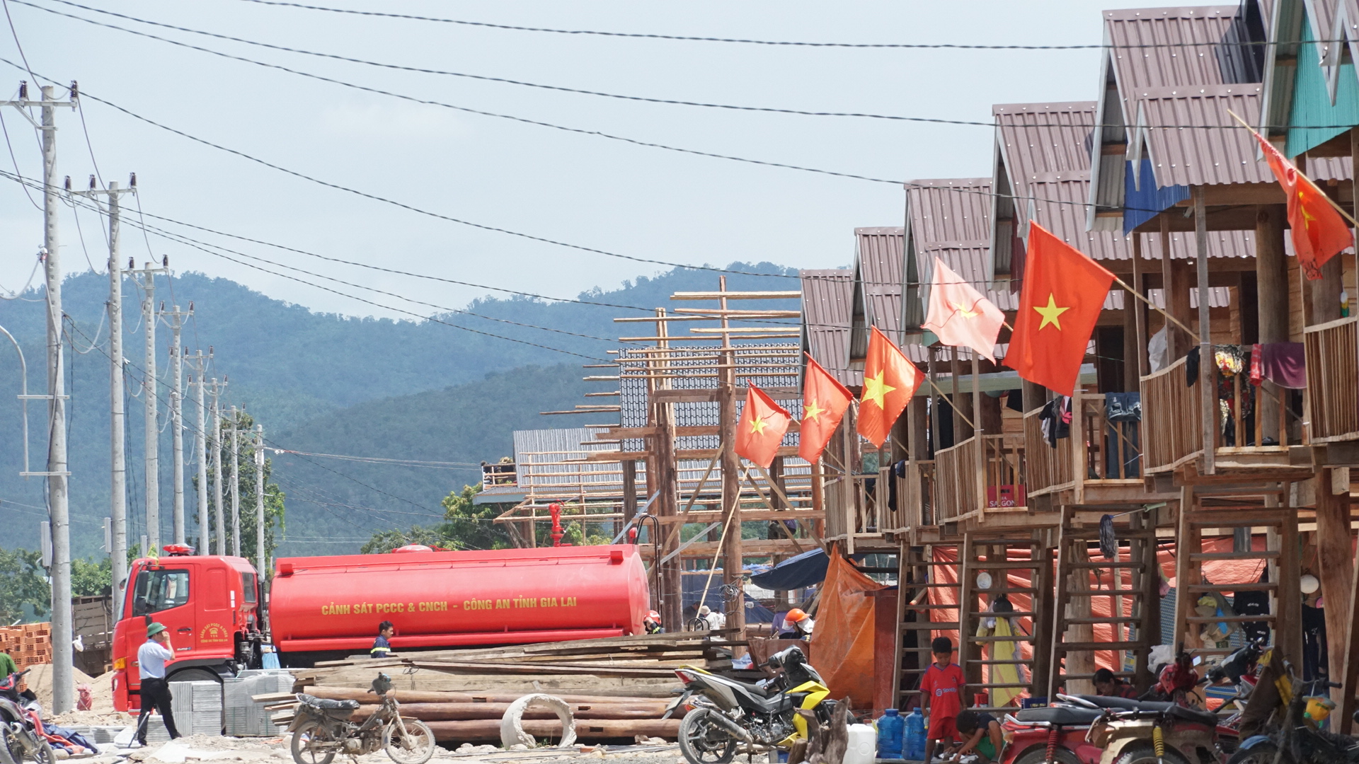 Gia Lai: Điều xe chuy&ecirc;n dụng đưa nước sạch đến người d&acirc;n v&ugrave;ng t&aacute;i định cư- Ảnh 1.