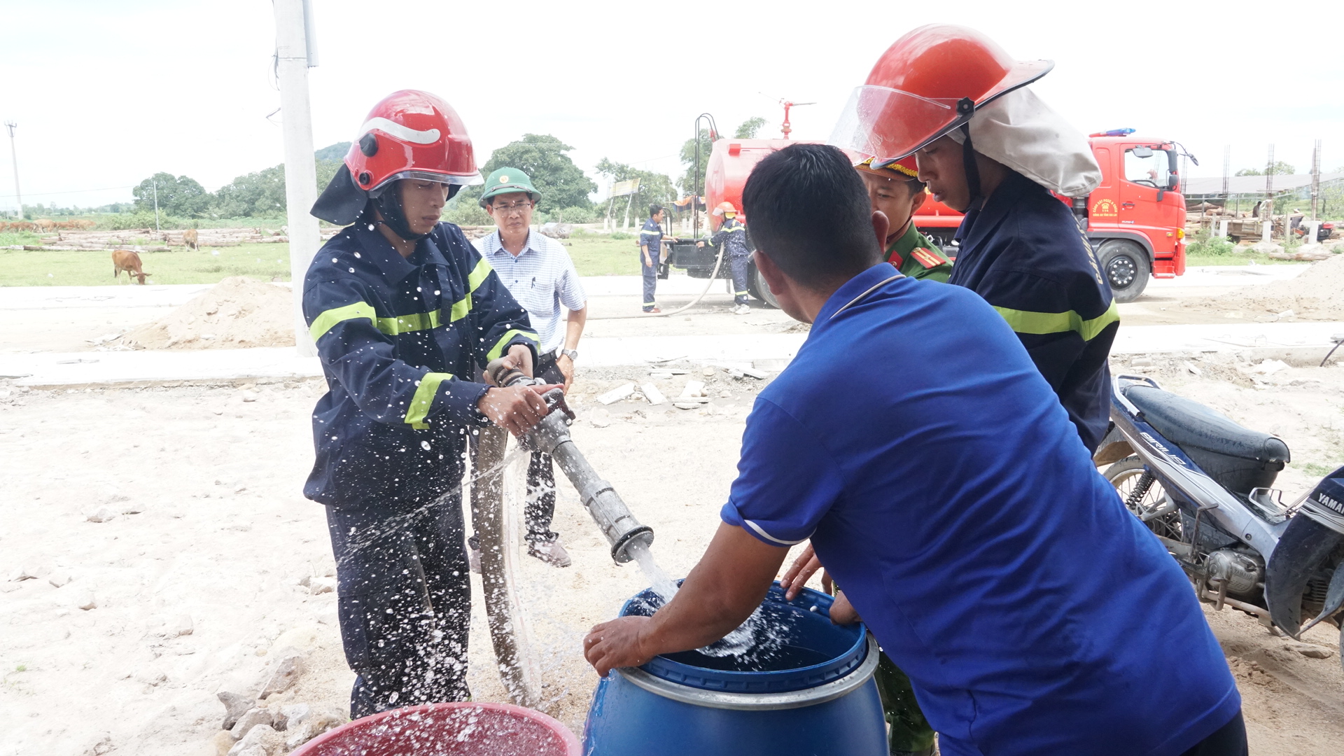 Gia Lai: Điều xe chuy&ecirc;n dụng đưa nước sạch đến người d&acirc;n v&ugrave;ng t&aacute;i định cư- Ảnh 3.
