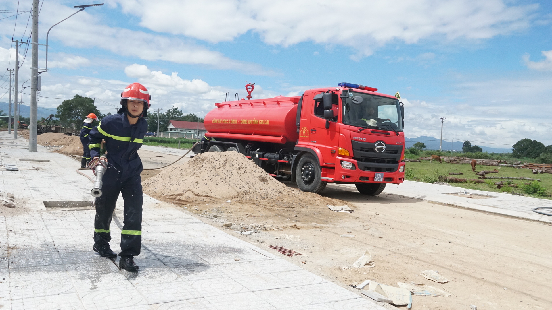 Gia Lai: Điều xe chuy&ecirc;n dụng đưa nước sạch đến người d&acirc;n v&ugrave;ng t&aacute;i định cư- Ảnh 5.