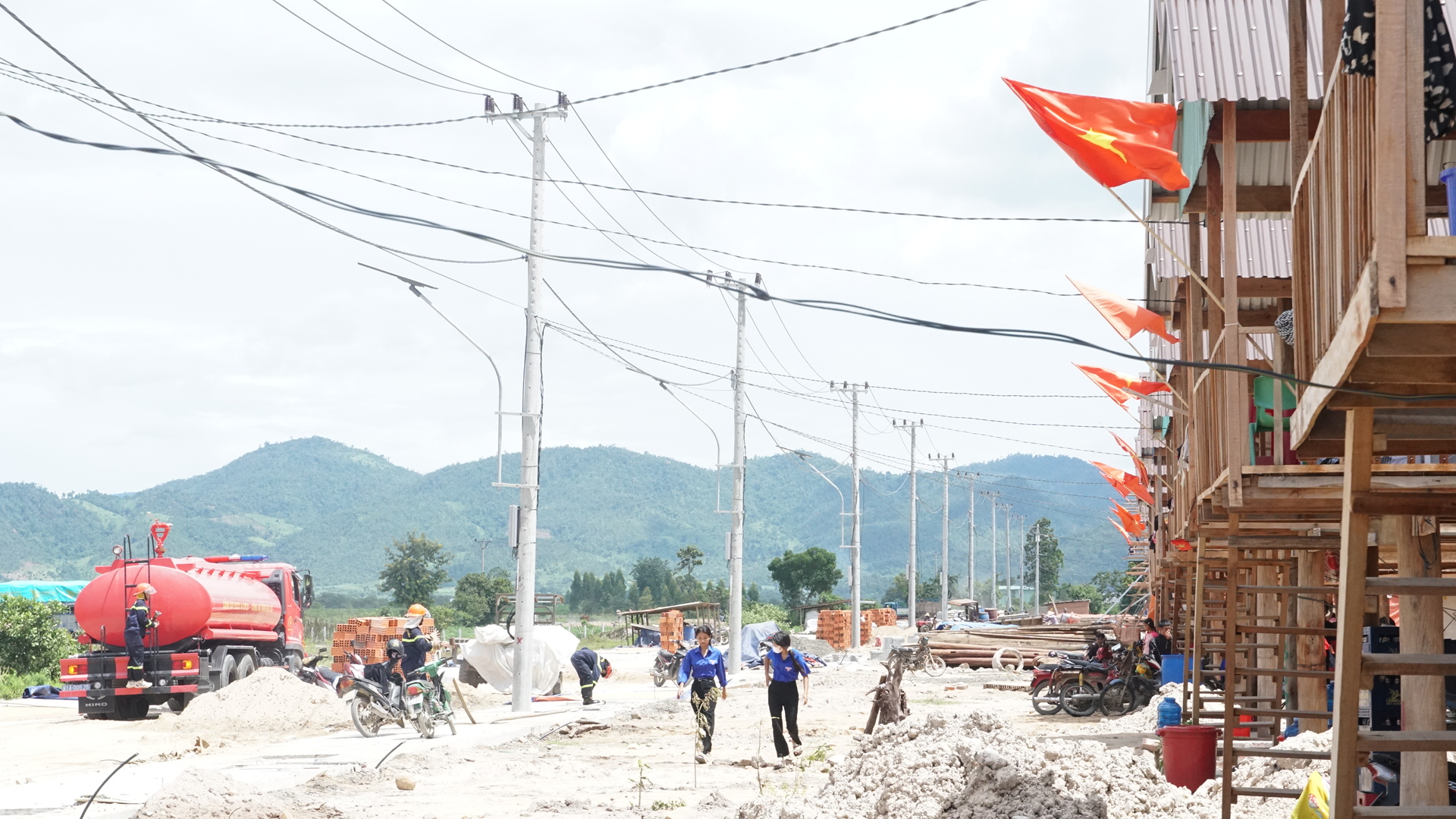 Gia Lai: Điều xe chuy&ecirc;n dụng đưa nước sạch đến người d&acirc;n v&ugrave;ng t&aacute;i định cư- Ảnh 7.