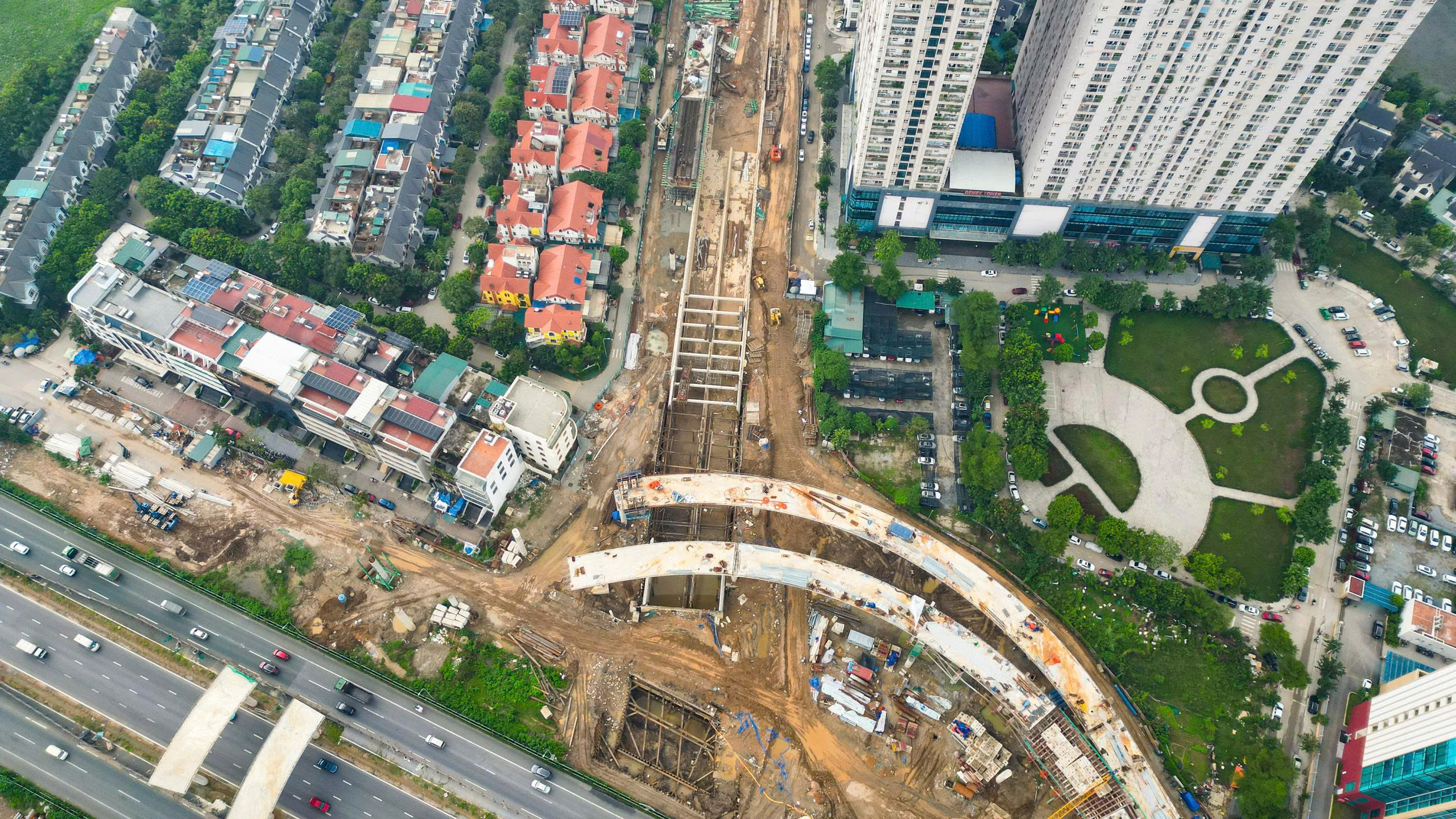 Cận cảnh: N&uacute;t giao V&agrave;nh đai 3,5 - Đại lộ Thăng Long dần th&agrave;nh h&igrave;nh - Ảnh 5.