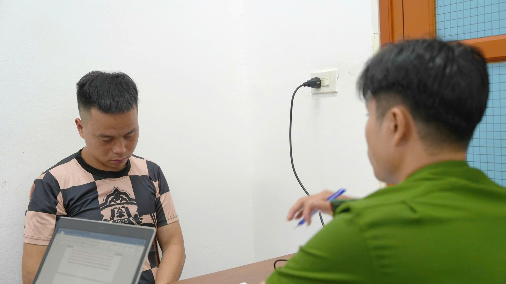 L&agrave;o Cai: Tạm giam người đ&agrave;n &ocirc;ng chặn xe, khống chế b&eacute; g&aacute;i giữa đ&ecirc;m- Ảnh 1.