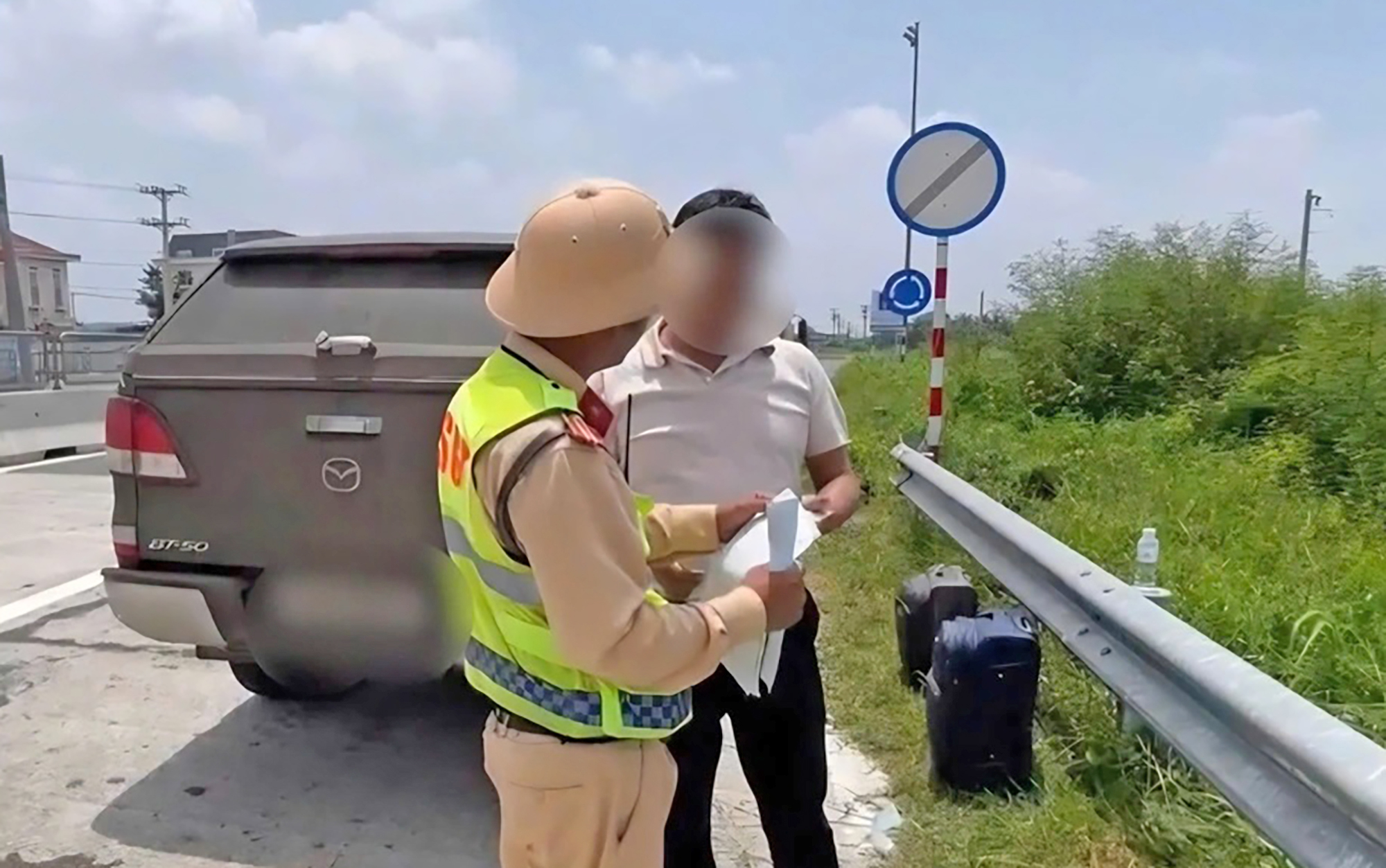 Xử nghi&ecirc;m t&agrave;i xế hết hạn bằng l&aacute;i vẫn cầm v&ocirc; lăng- Ảnh 1.