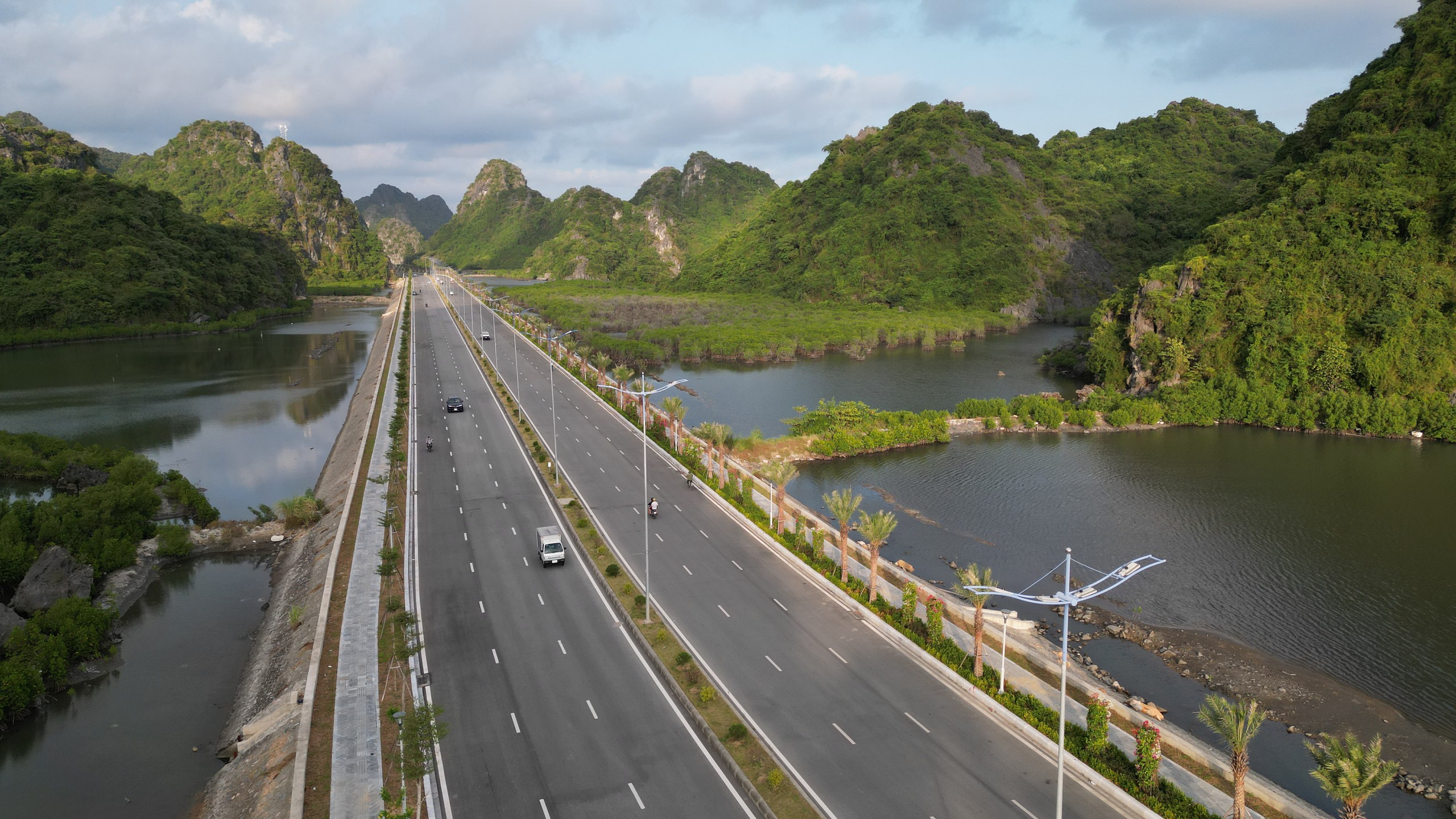 Quảng Ninh: H&agrave;nh tr&igrave;nh hơn 60 năm từ v&ugrave;ng than đến th&agrave;nh phố xanh, hiện đại- Ảnh 9.