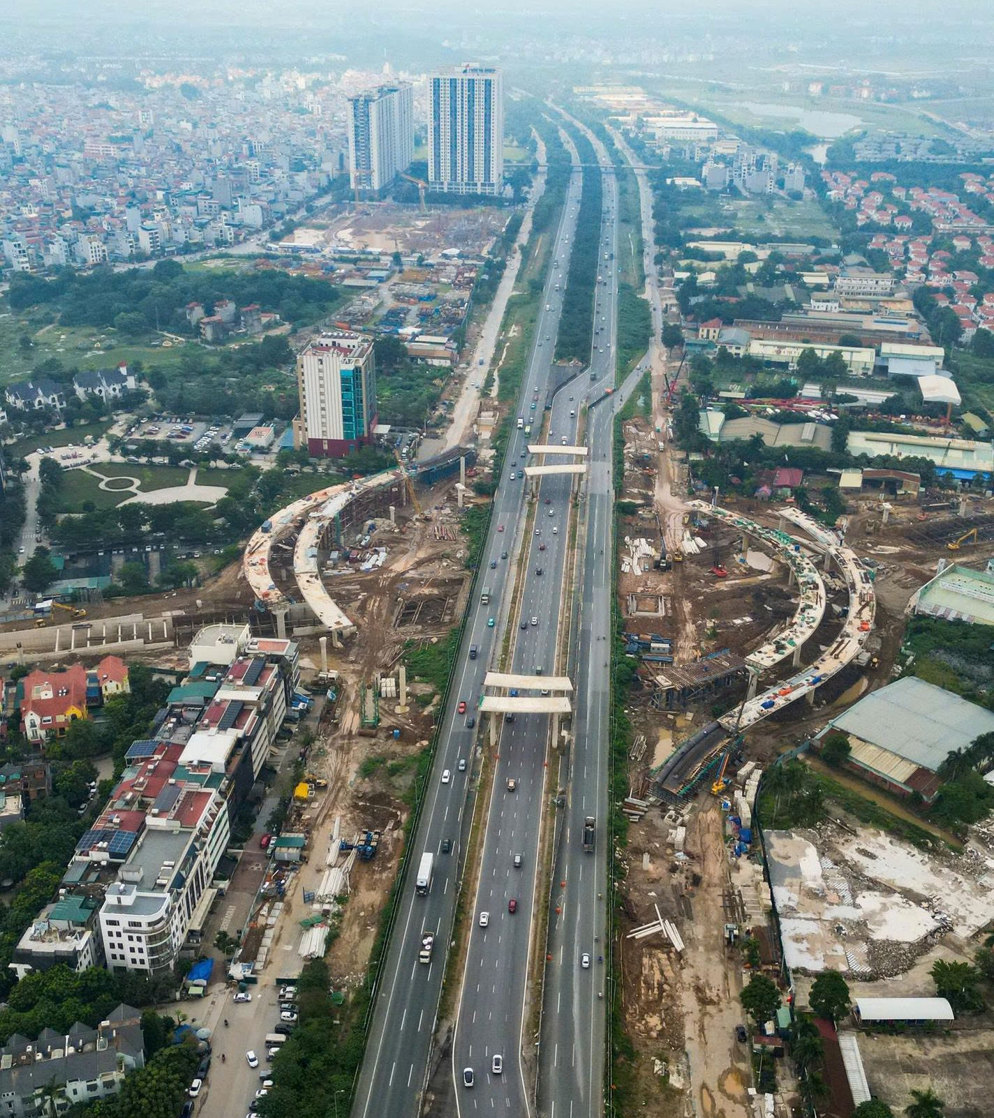 Cận cảnh: N&uacute;t giao V&agrave;nh đai 3,5 - Đại lộ Thăng Long dần th&agrave;nh h&igrave;nh - Ảnh 1.