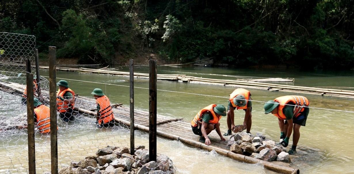 Bộ đội thần tốc l&agrave;m cầu vượt s&ocirc;ng sau chỉ đạo của Chủ tịch UBND tỉnh Lạng Sơn- Ảnh 2.