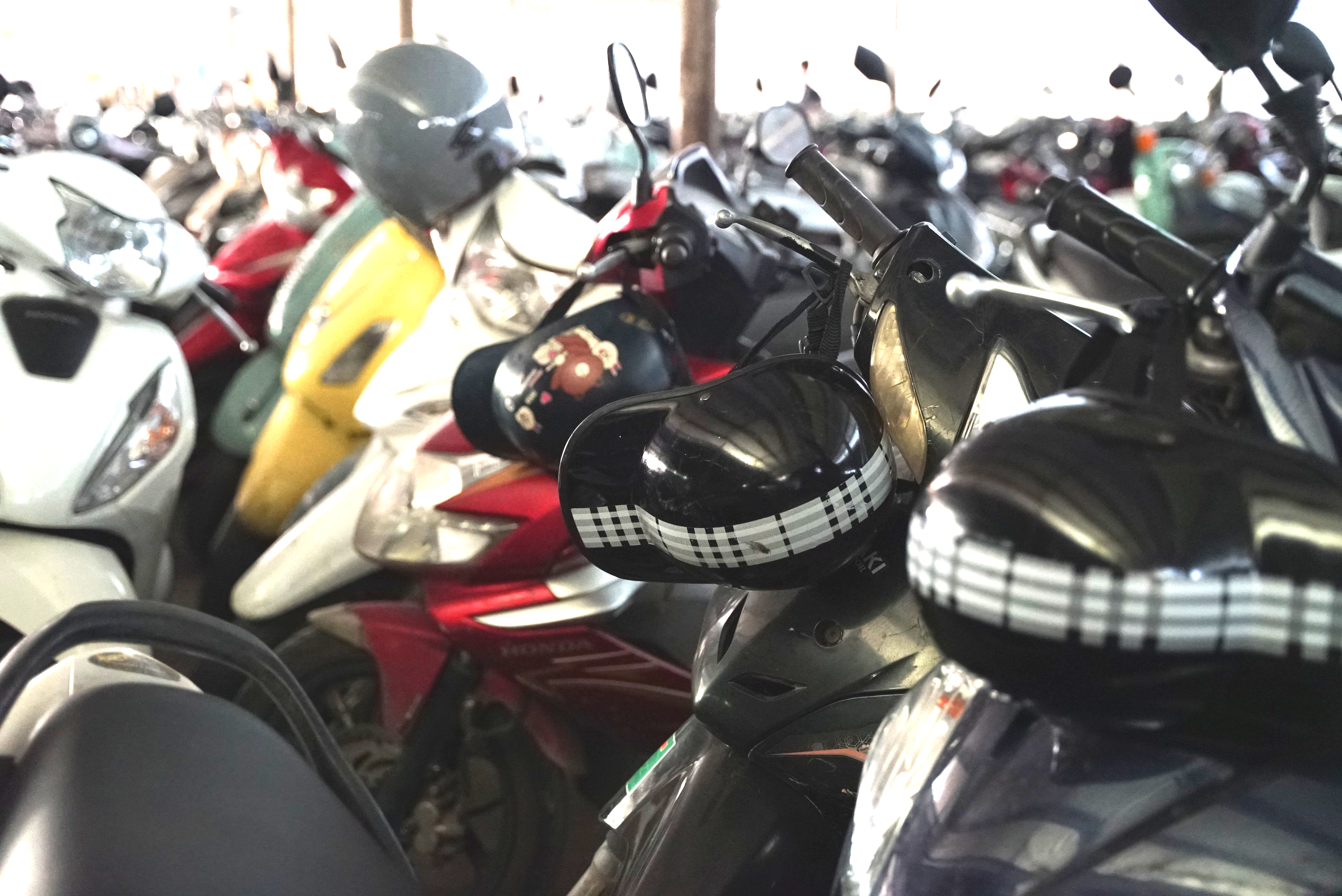 Đừng để giá rẻ đánh đổi an toàn khi đội mũ bảo hiểm - Ảnh 5.