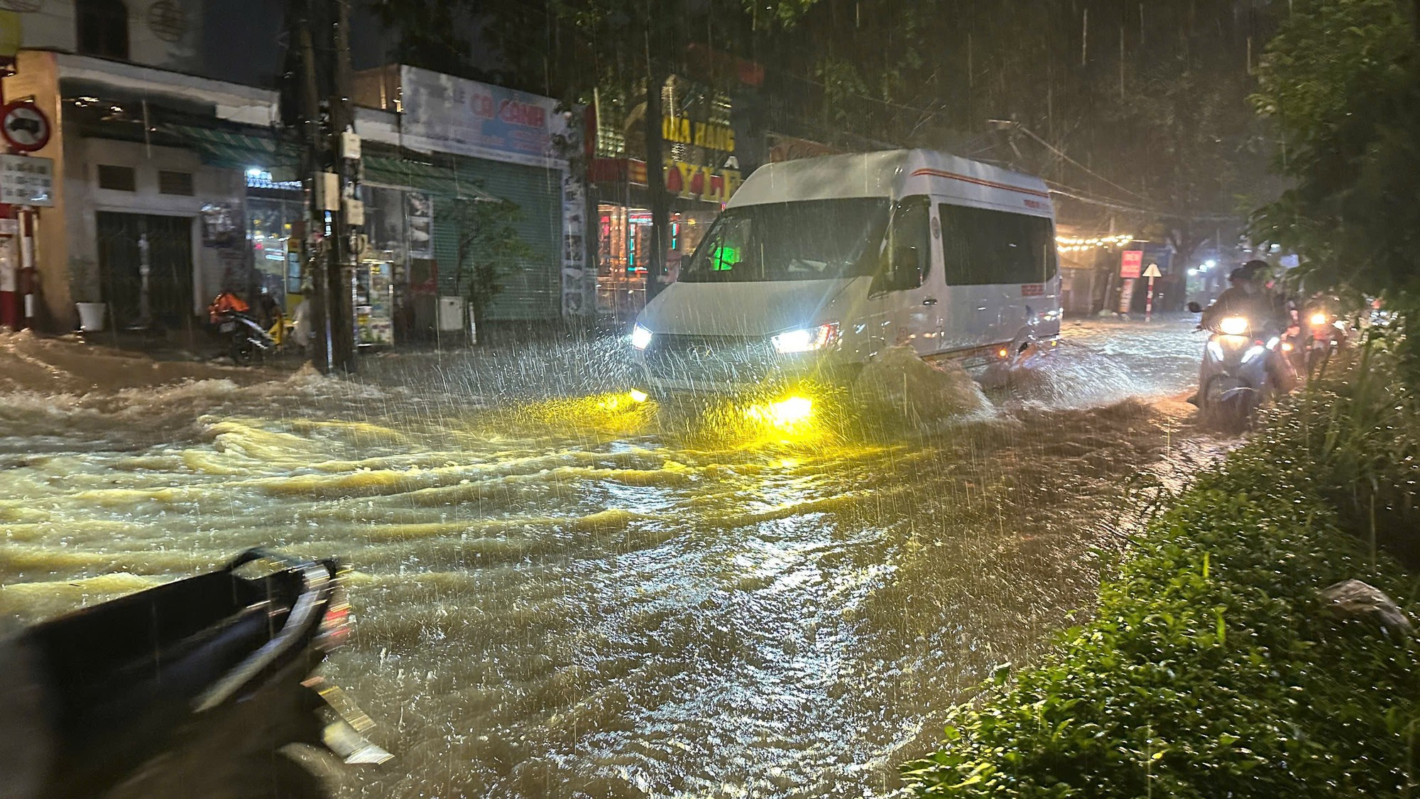 Mưa lớn dồn dập, nhiều tuyến đường ở TP Đồng Nai bị ngập- Ảnh 5.