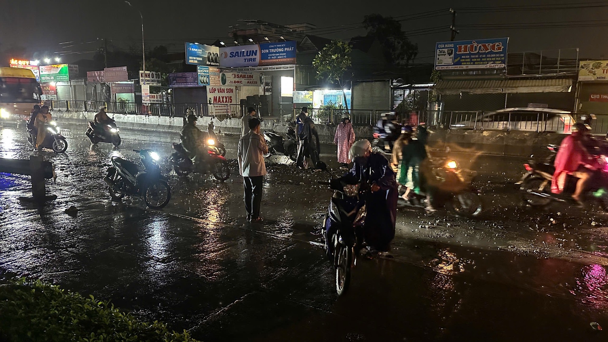 Mưa lớn dồn dập, nhiều tuyến đường ở TP Đồng Nai bị ngập- Ảnh 8.
