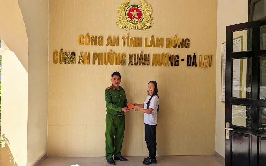 Xe tải bất ngờ lao vào quán tạp hóa bên QL14 qua Lâm Đồng, 3 người trọng thương- Ảnh 2.