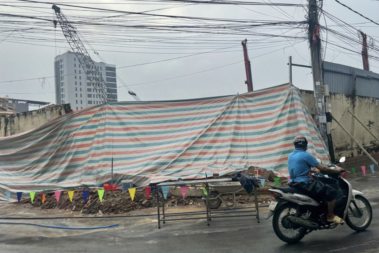 Sau mưa lớn, tường bao c&ocirc;ng tr&igrave;nh x&acirc;y dựng bị vỡ khiến b&ugrave;n đất tr&agrave;n v&agrave;o nh&agrave; d&acirc;n - Ảnh 5.