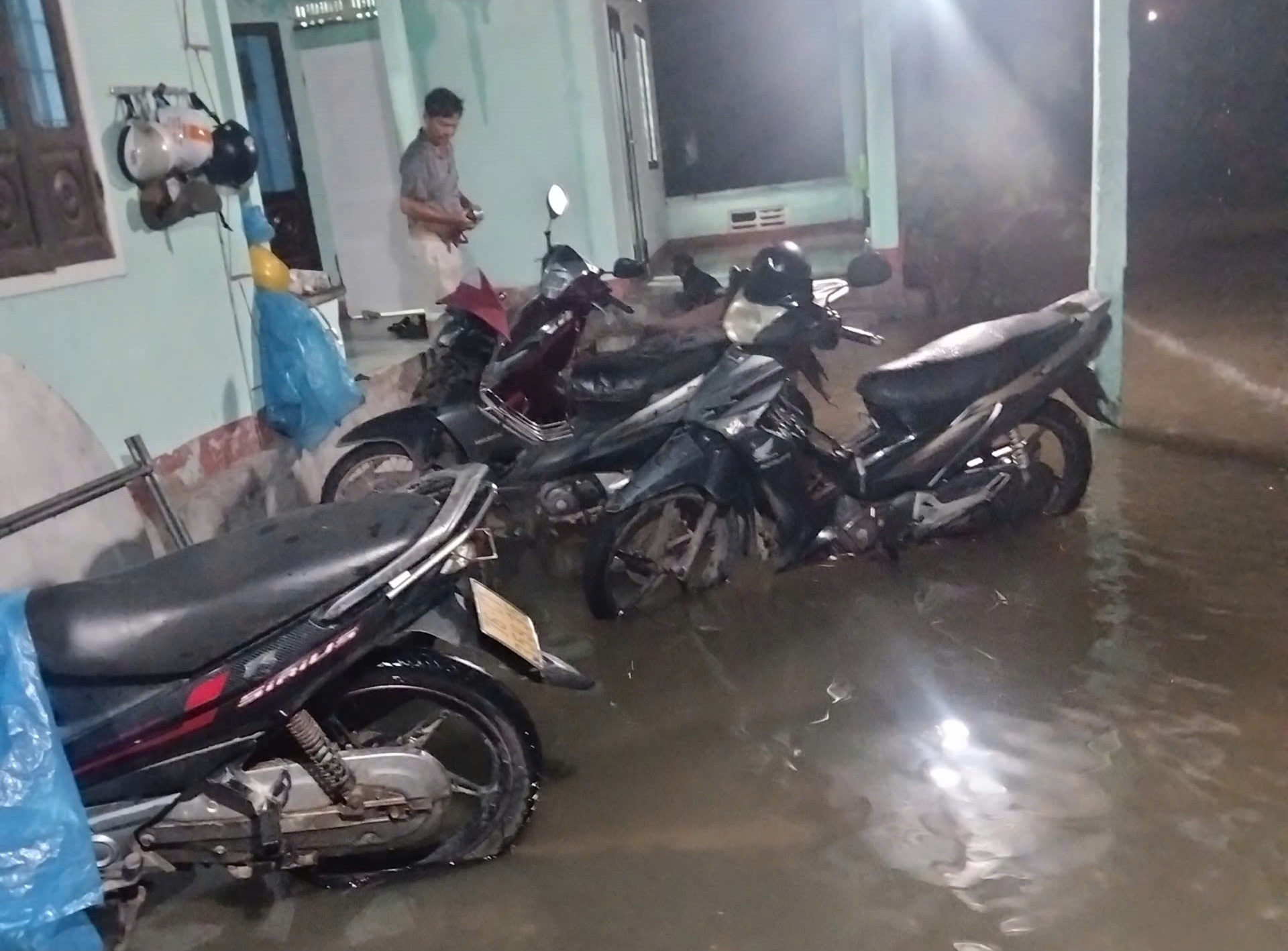 Mưa lớn g&acirc;y ngập nhiều nơi tại khu kinh tế Dung Quất- Ảnh 2.
