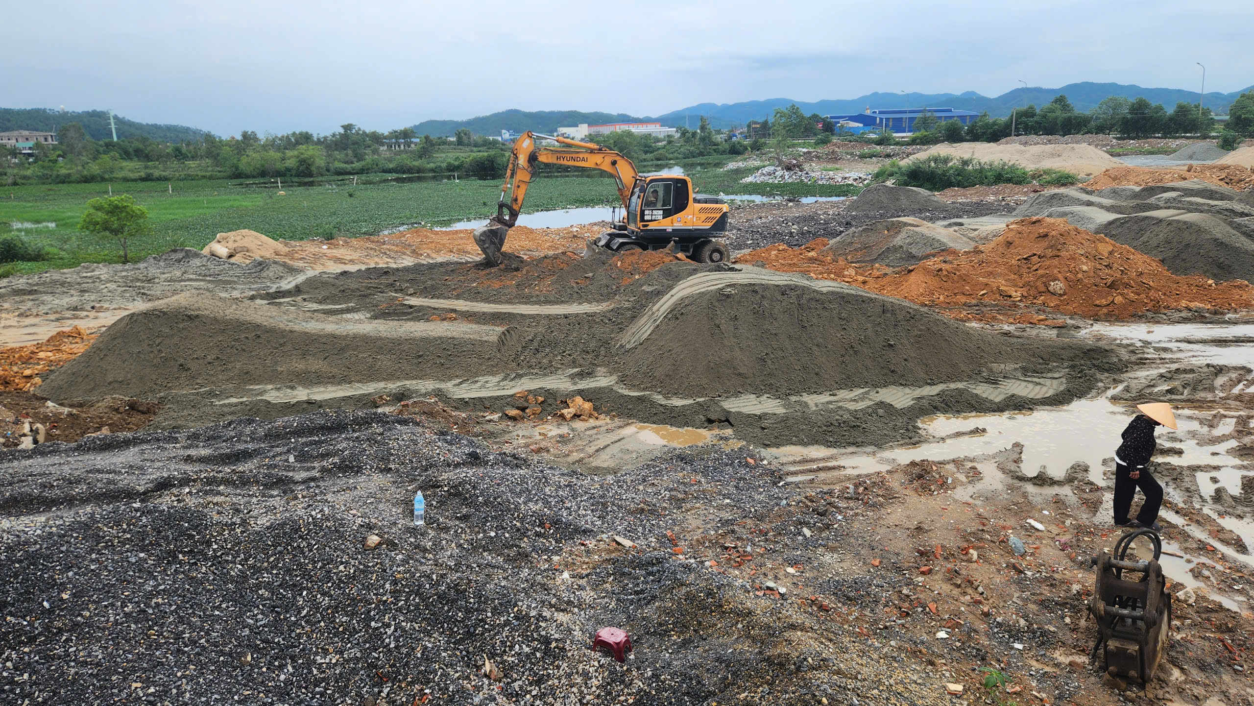 Cao tốc Vinh - Thanh Thuỷ khởi công gần 5 tháng vẫn chưa có bãi đổ thải - Ảnh 2.