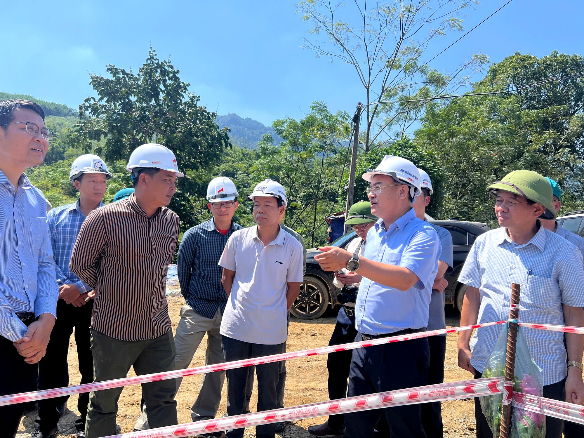 Tăng cường m&aacute;y m&oacute;c, nh&acirc;n lực đẩy nhanh tiến độ  cao tốc H&ograve;a B&igrave;nh - Mộc Ch&acirc;u- Ảnh 6.