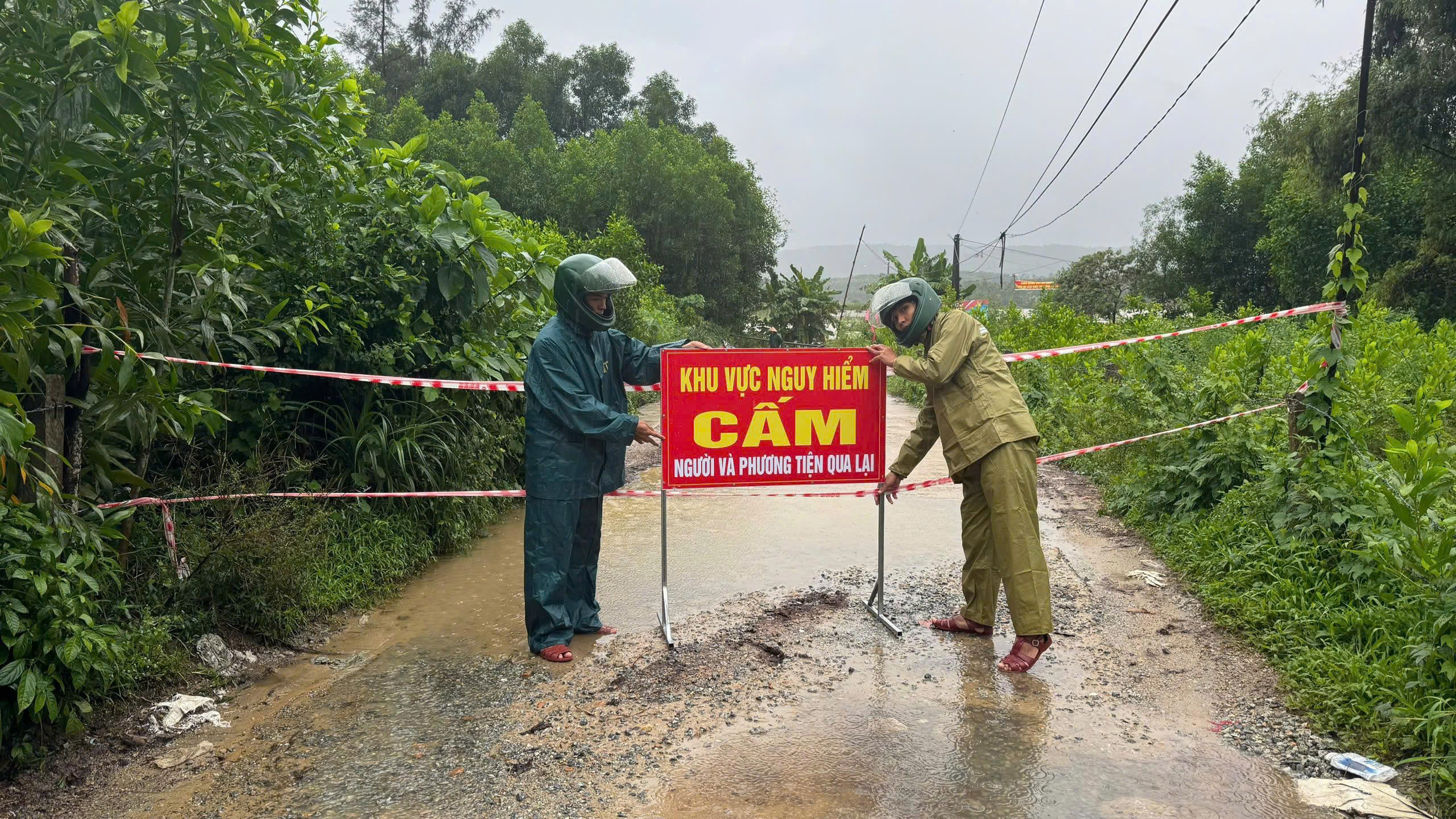 Đ&agrave; Nẵng: Qu&acirc;n đội ứng trực 24/24h chống mưa lũ, xe thiết gi&aacute;p lội nước sẵn s&agrave;ng nhận lệnh- Ảnh 3.