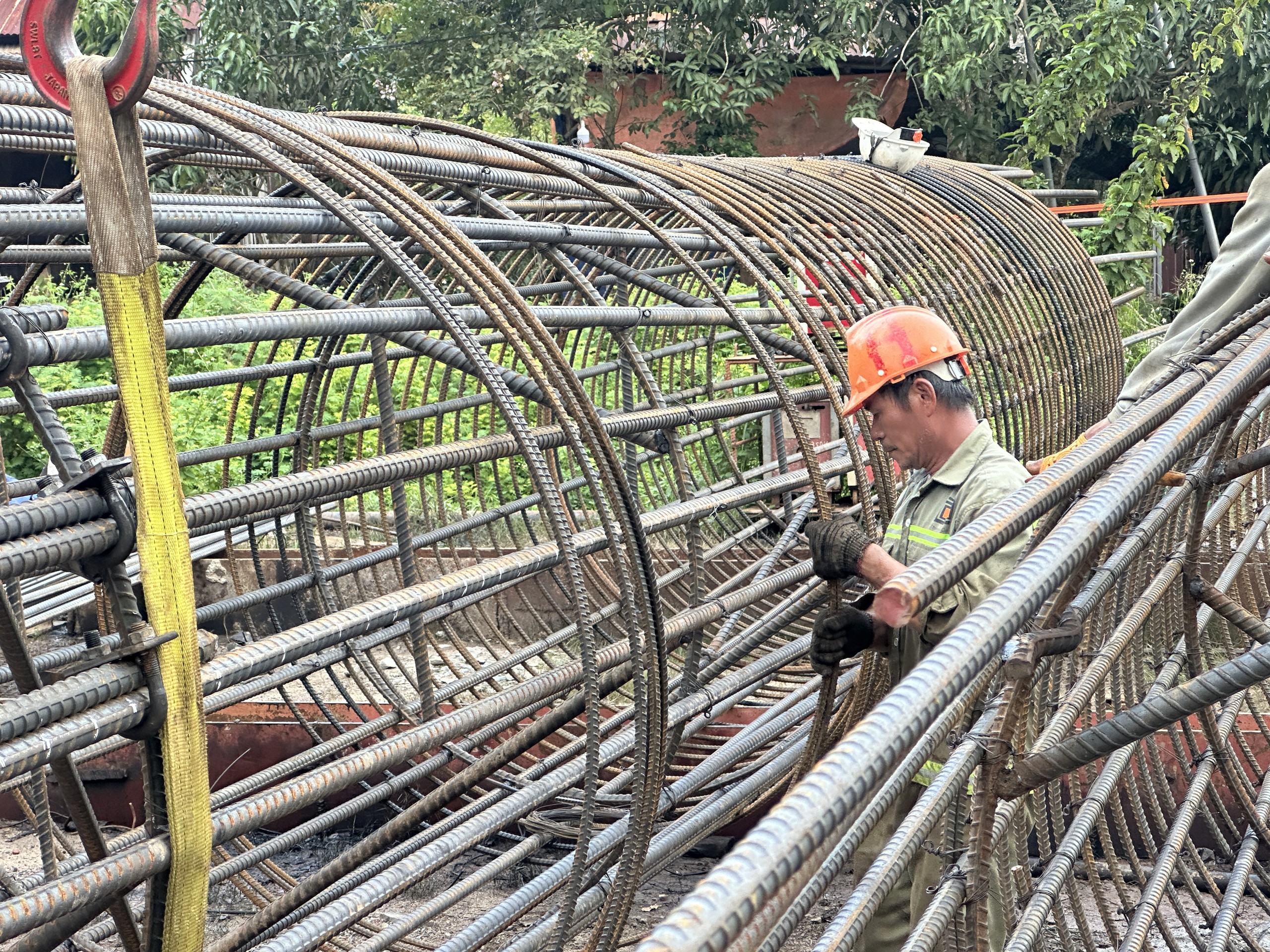 Thi c&ocirc;ng những hạng mục đầu ti&ecirc;n của tuyến đường tr&ecirc;n cao rộng 8 l&agrave;n xe xuy&ecirc;n rừng M&atilde; Đ&agrave;- Ảnh 1.