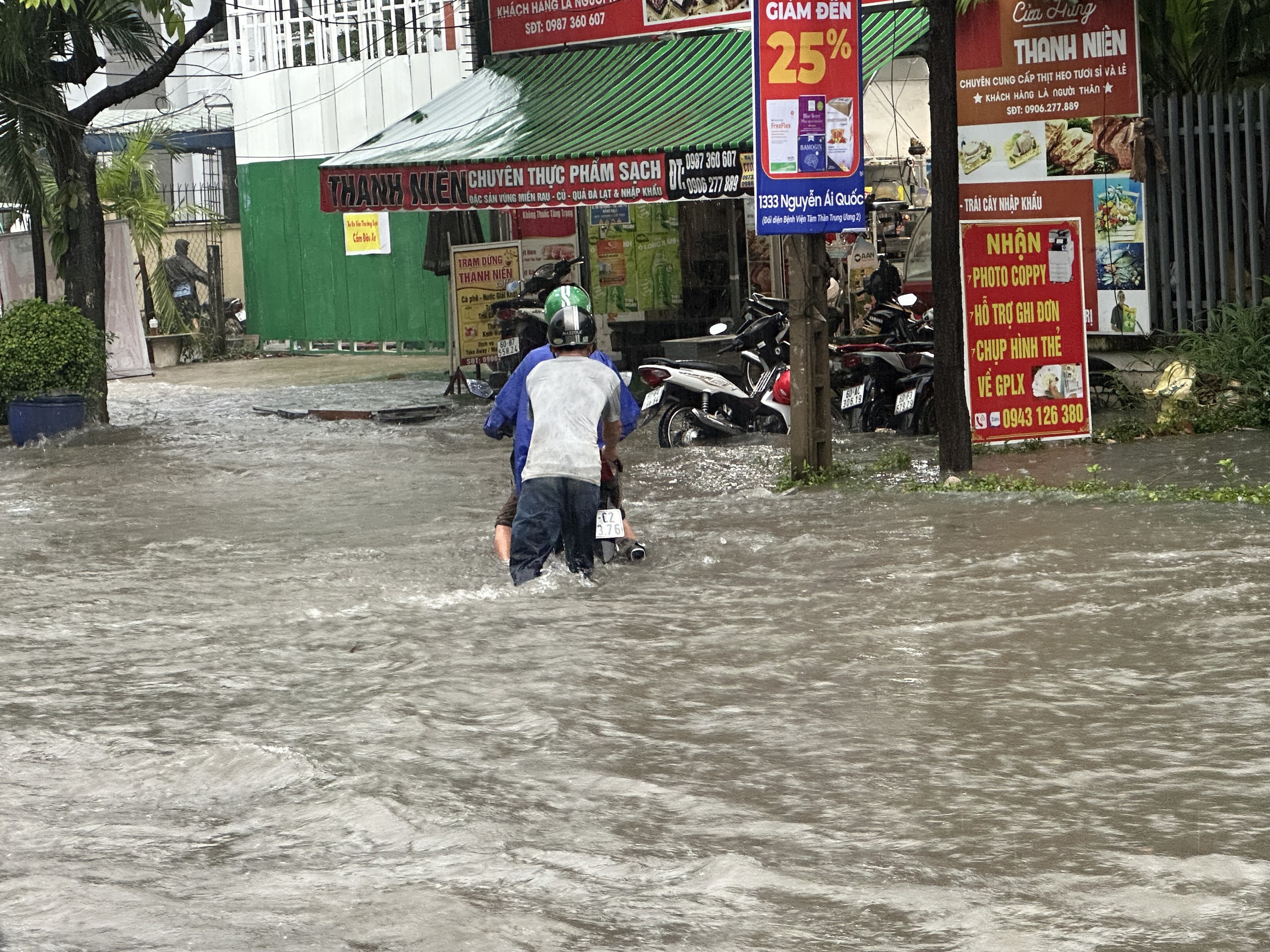 Mưa lớn nước từ hẻm đổ ra như th&aacute;c, nhiều tuyến đường ở Đồng Nai bị ngập g&acirc;y &ugrave;n tắc- Ảnh 5.