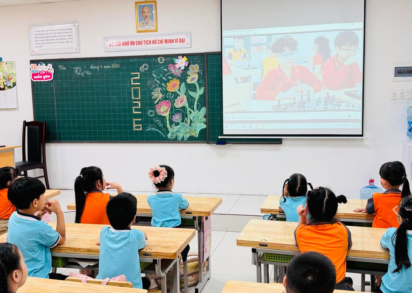 Học sinh kh&ocirc;ng phải đ&oacute;ng tiền tăng cường, tự nguyện học theo nhu cầu- Ảnh 1.