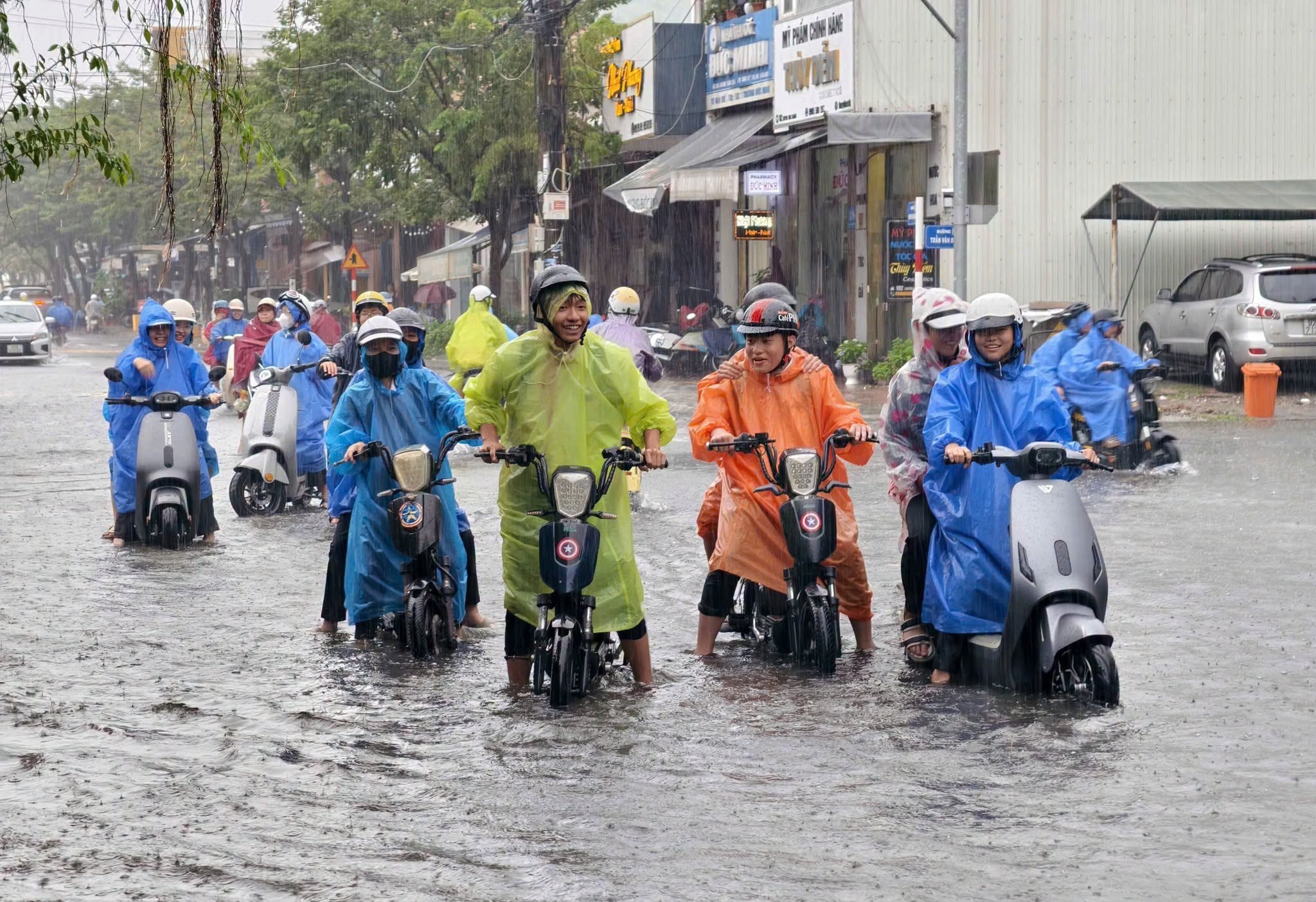 Đ&agrave; Nẵng: Mưa trắng trời, đường sạt lở, người đi cắt cỏ bị nước cuốn mất t&iacute;ch- Ảnh 7.