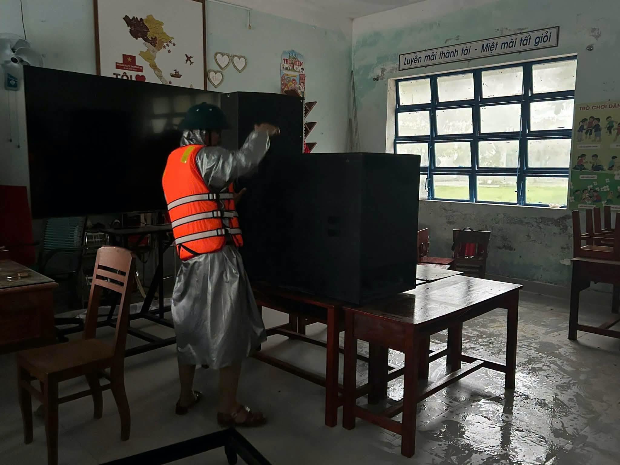 Đ&agrave; Nẵng: Qu&acirc;n đội ứng trực 24/24h chống mưa lũ, xe thiết gi&aacute;p lội nước sẵn s&agrave;ng nhận lệnh- Ảnh 13.