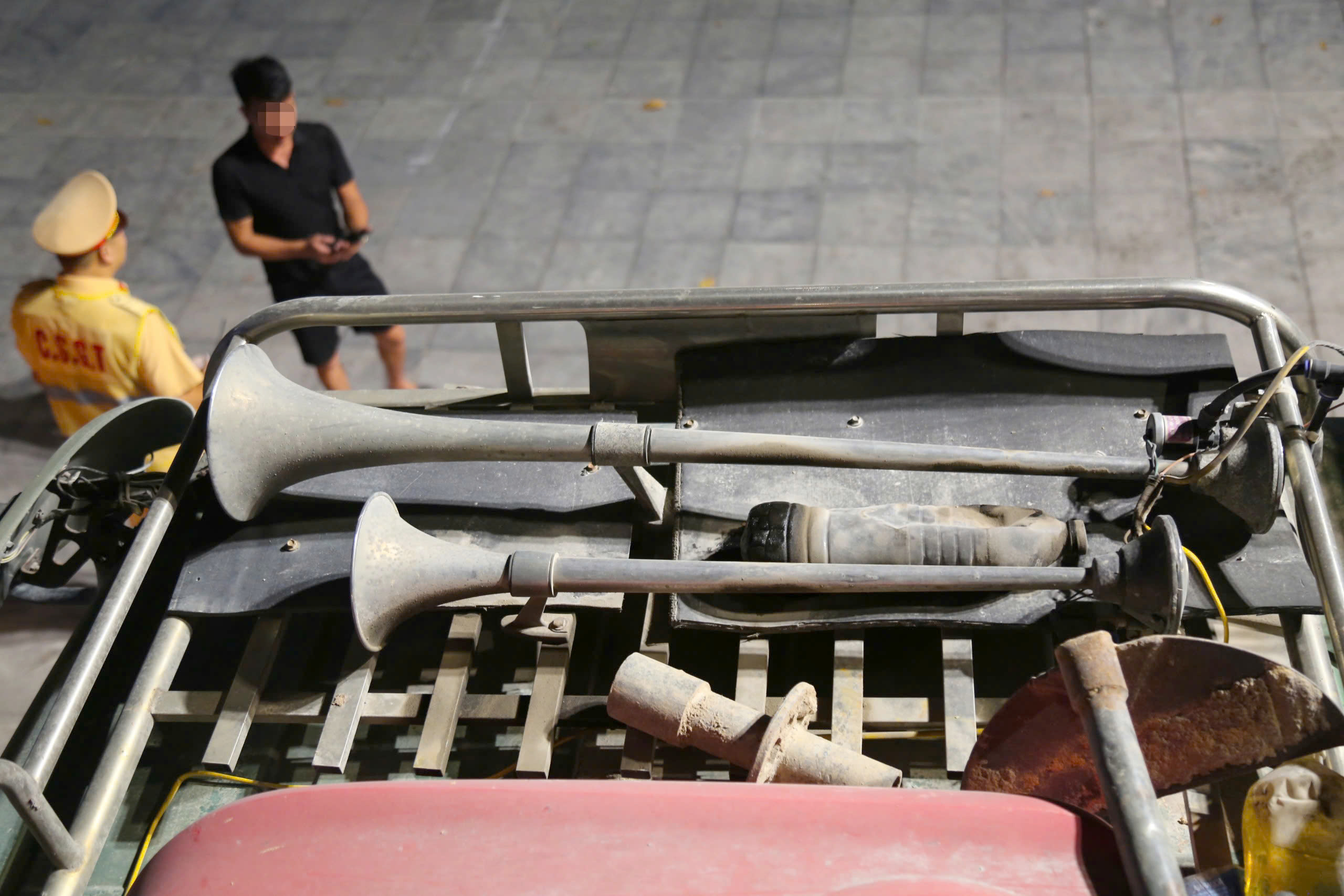 Cảnh s&aacute;t H&agrave; Nội xử l&yacute; loạt t&agrave;i xế "độ" cả ch&ugrave;m đ&egrave;n xe tải, chở h&agrave;ng rơi v&atilde;i khắp đường phố - Ảnh 9.