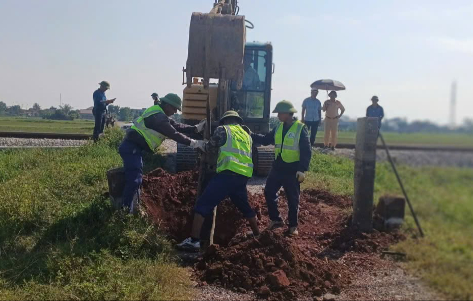 Đ&oacute;ng, thu hẹp 8 lối đi tự mở qua đường sắt ở Nghệ An- Ảnh 2.