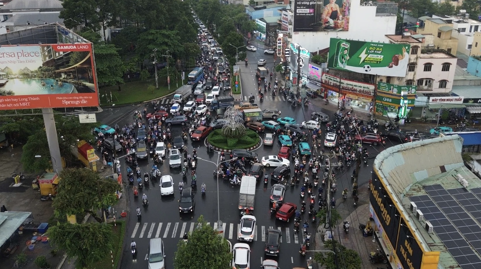 Mưa lớn nước từ hẻm đổ ra như th&aacute;c, nhiều tuyến đường ở Đồng Nai bị ngập g&acirc;y &ugrave;n tắc- Ảnh 12.