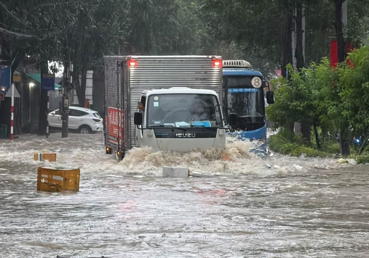 Mưa lớn nước từ hẻm đổ ra như th&aacute;c, nhiều tuyến đường ở Đồng Nai bị ngập g&acirc;y &ugrave;n tắc- Ảnh 4.