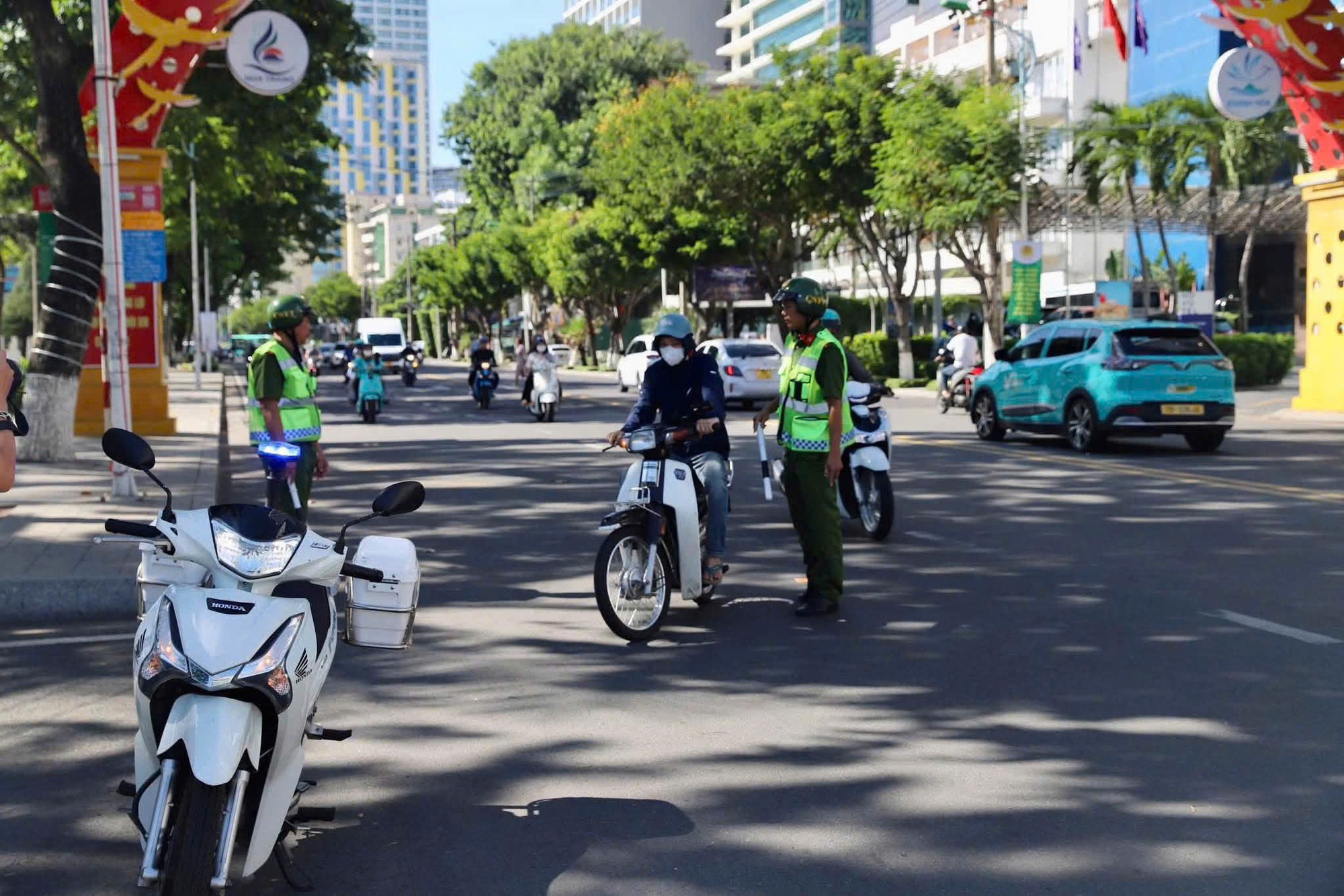 C&ocirc;ng an Kh&aacute;nh H&ograve;a tuy&ecirc;n truyền ph&aacute;p luật, đổi mũ bảo hiểm đạt chuẩn cho người d&acirc;n- Ảnh 1.