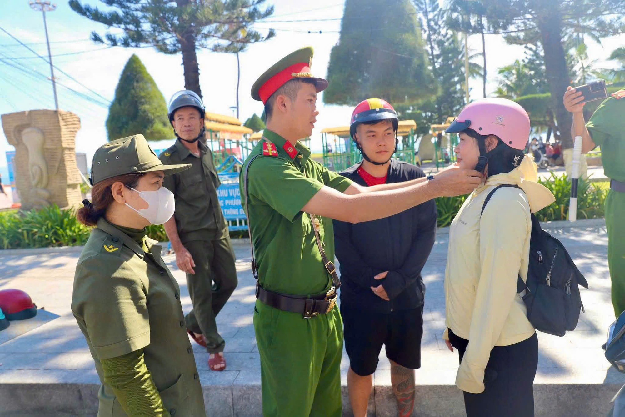 C&ocirc;ng an Kh&aacute;nh H&ograve;a tuy&ecirc;n truyền ph&aacute;p luật, đổi mũ bảo hiểm đạt chuẩn cho người d&acirc;n- Ảnh 2.