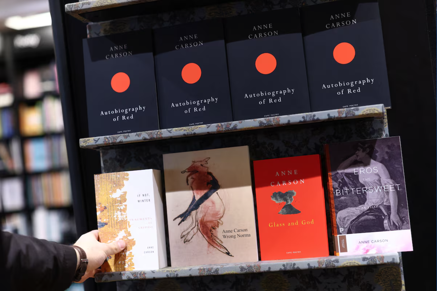 Murakami v&agrave; T&agrave;n Tuyết tiếp tục trượt giải Nobel Văn học 2026, nh&agrave; thơ Anne Carson l&ecirc;n ng&ocirc;i- Ảnh 2.
