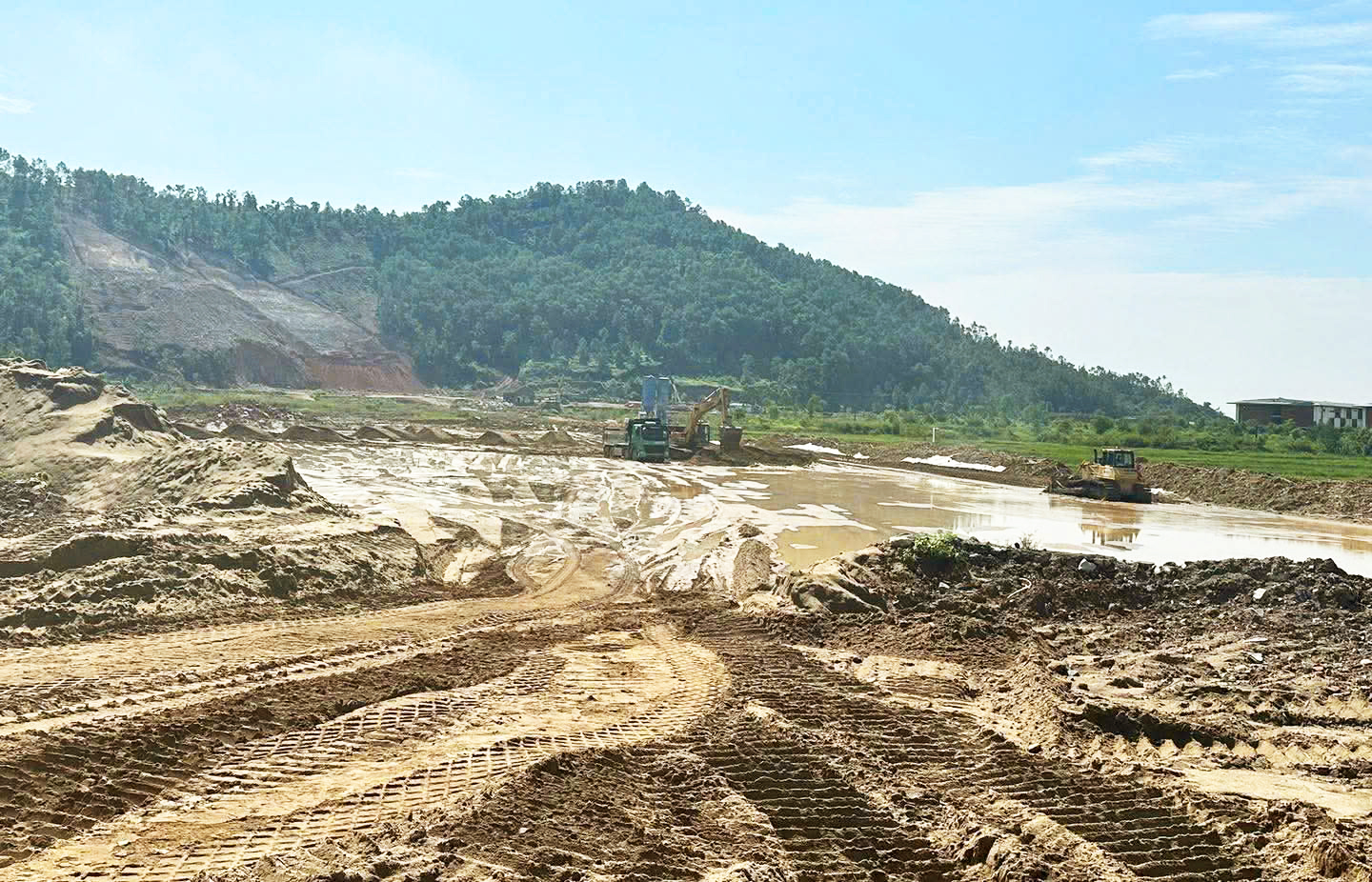 Cao tốc Vinh - Thanh Thuỷ khởi công gần 5 tháng vẫn chưa có bãi đổ thải - Ảnh 1.