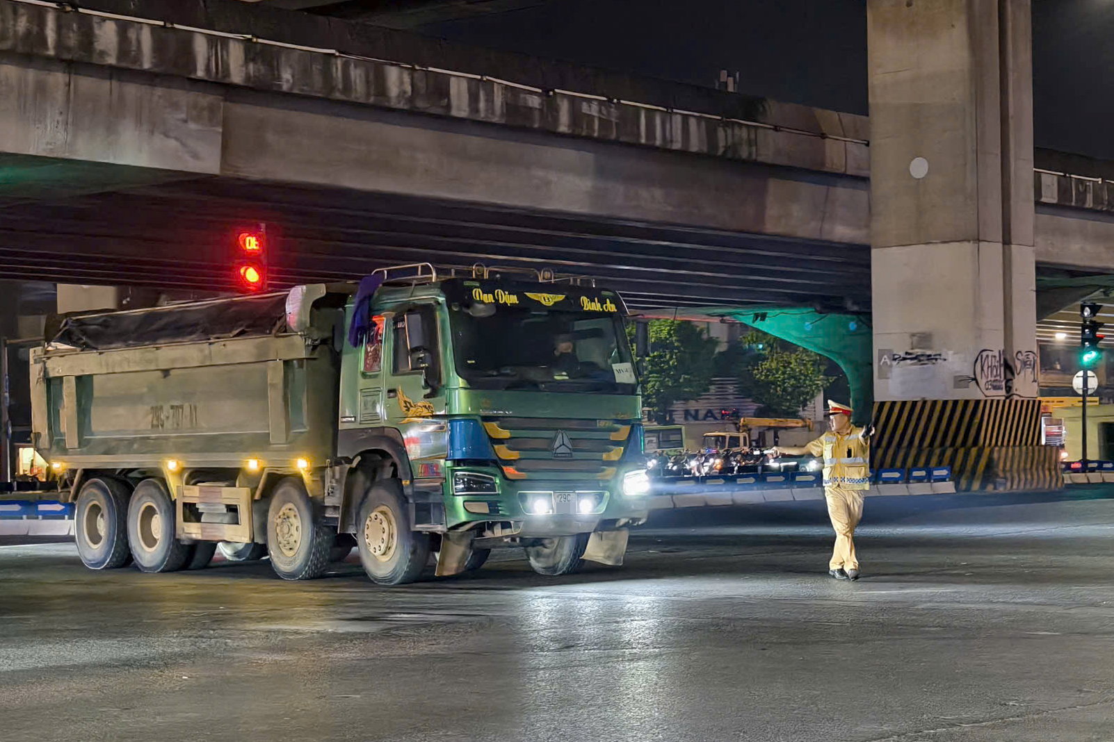 Cảnh s&aacute;t H&agrave; Nội xử l&yacute; loạt t&agrave;i xế "độ" cả ch&ugrave;m đ&egrave;n xe tải, chở h&agrave;ng rơi v&atilde;i khắp đường phố - Ảnh 1.