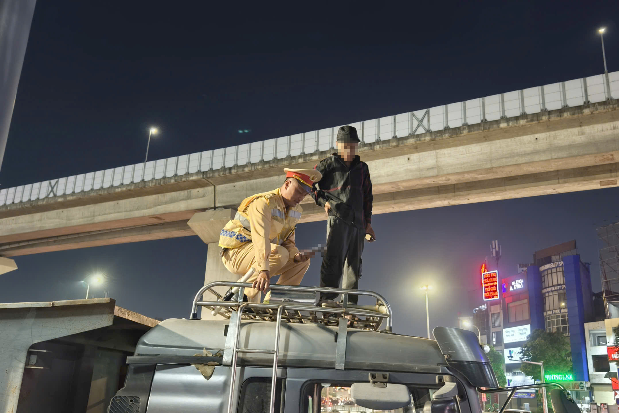 Cảnh s&aacute;t H&agrave; Nội xử l&yacute; loạt t&agrave;i xế "độ" cả ch&ugrave;m đ&egrave;n xe tải, chở h&agrave;ng rơi v&atilde;i khắp đường phố - Ảnh 8.