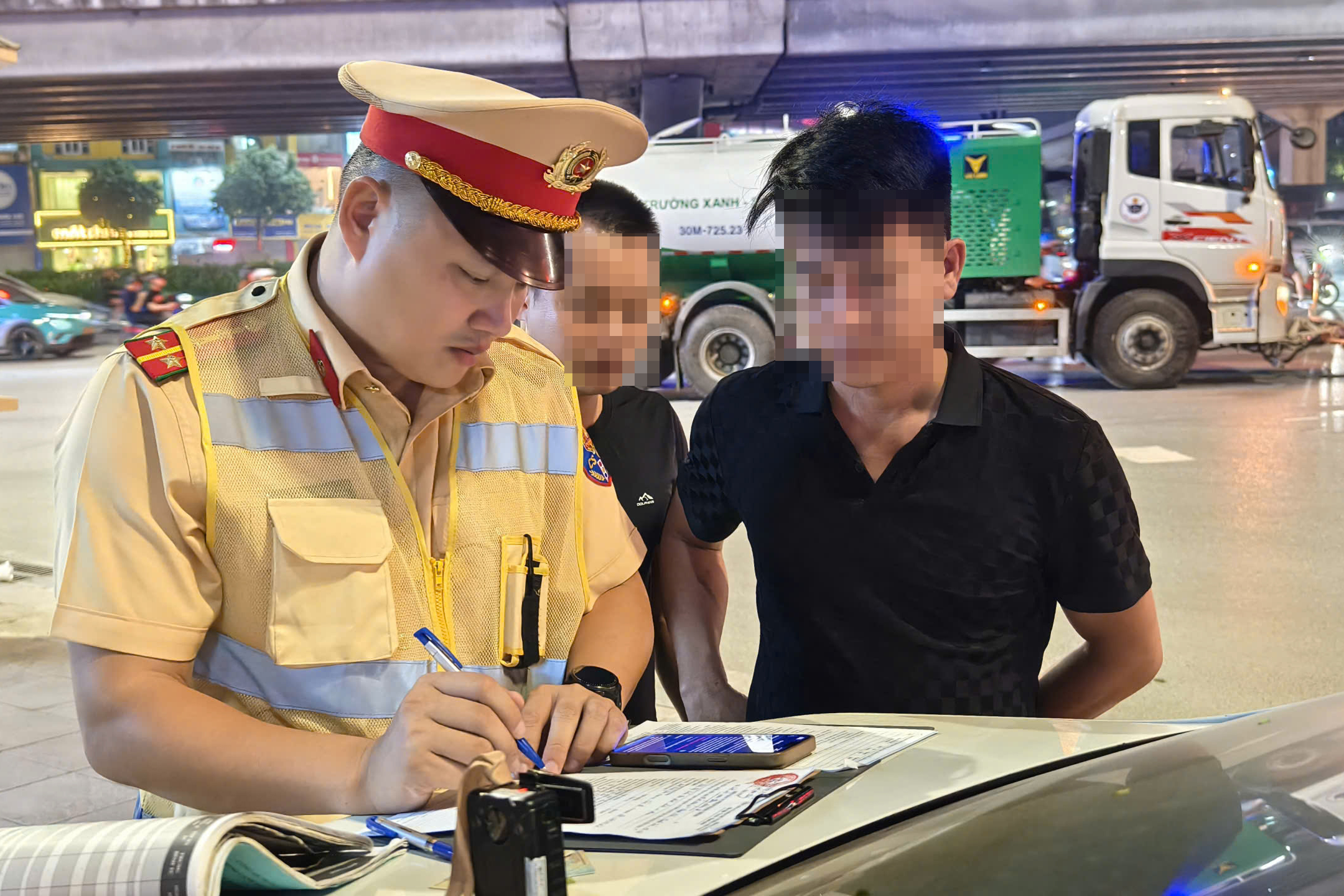 Cảnh s&aacute;t H&agrave; Nội xử l&yacute; loạt t&agrave;i xế "độ" cả ch&ugrave;m đ&egrave;n xe tải, chở h&agrave;ng rơi v&atilde;i khắp đường phố - Ảnh 12.