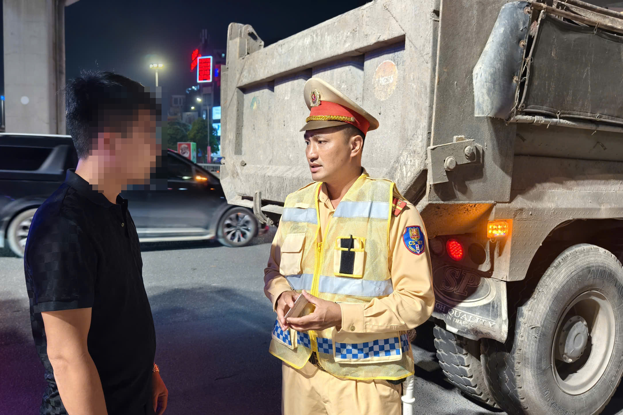 Cảnh s&aacute;t H&agrave; Nội xử l&yacute; loạt t&agrave;i xế "độ" cả ch&ugrave;m đ&egrave;n xe tải, chở h&agrave;ng rơi v&atilde;i khắp đường phố - Ảnh 7.
