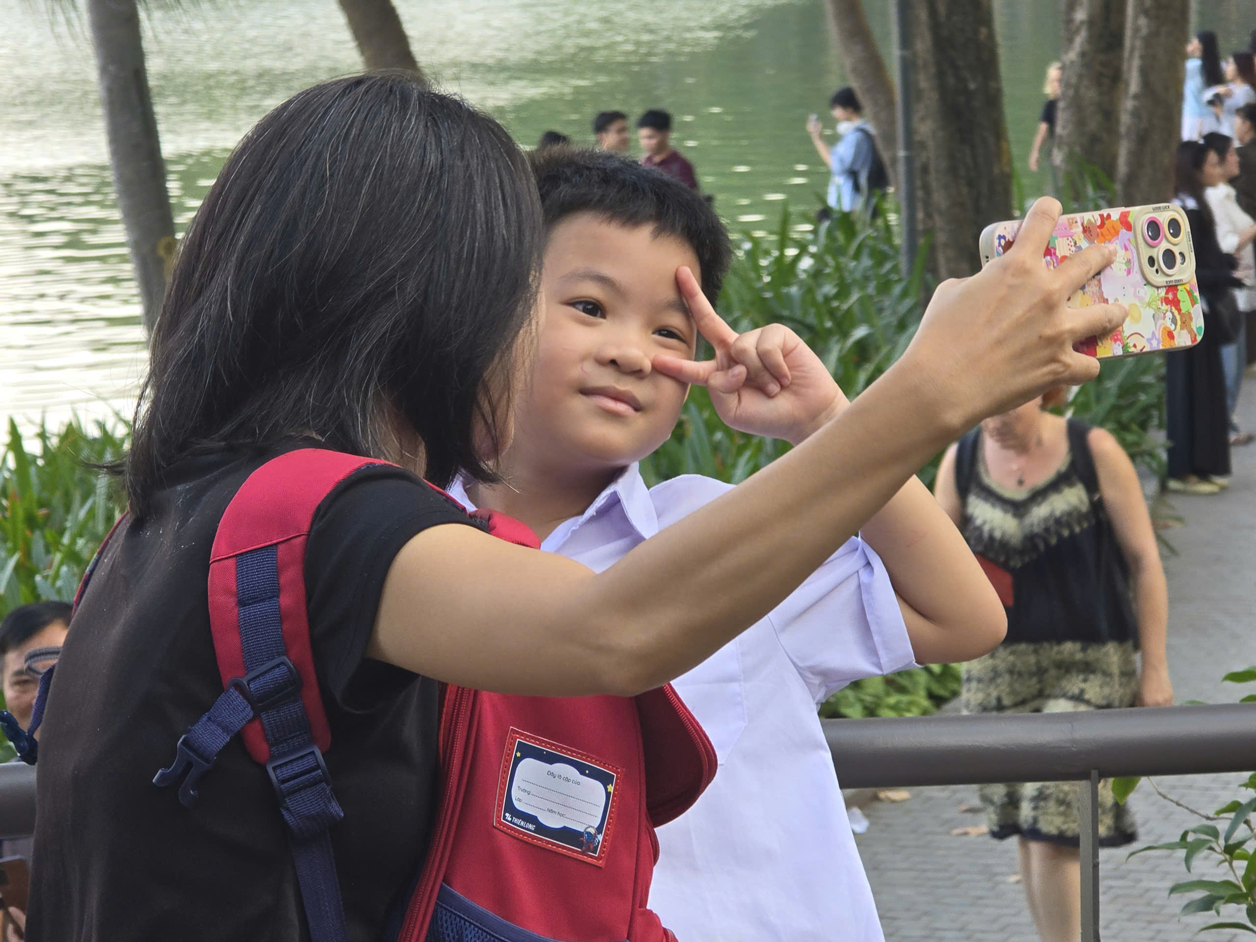 L&agrave;m mới cảm x&uacute;c với kh&ocirc;ng gian nghệ thuật &ldquo;Dải lụa k&yacute; ức&rdquo; b&ecirc;n hồ Ho&agrave;n Kiếm - Ảnh 25.