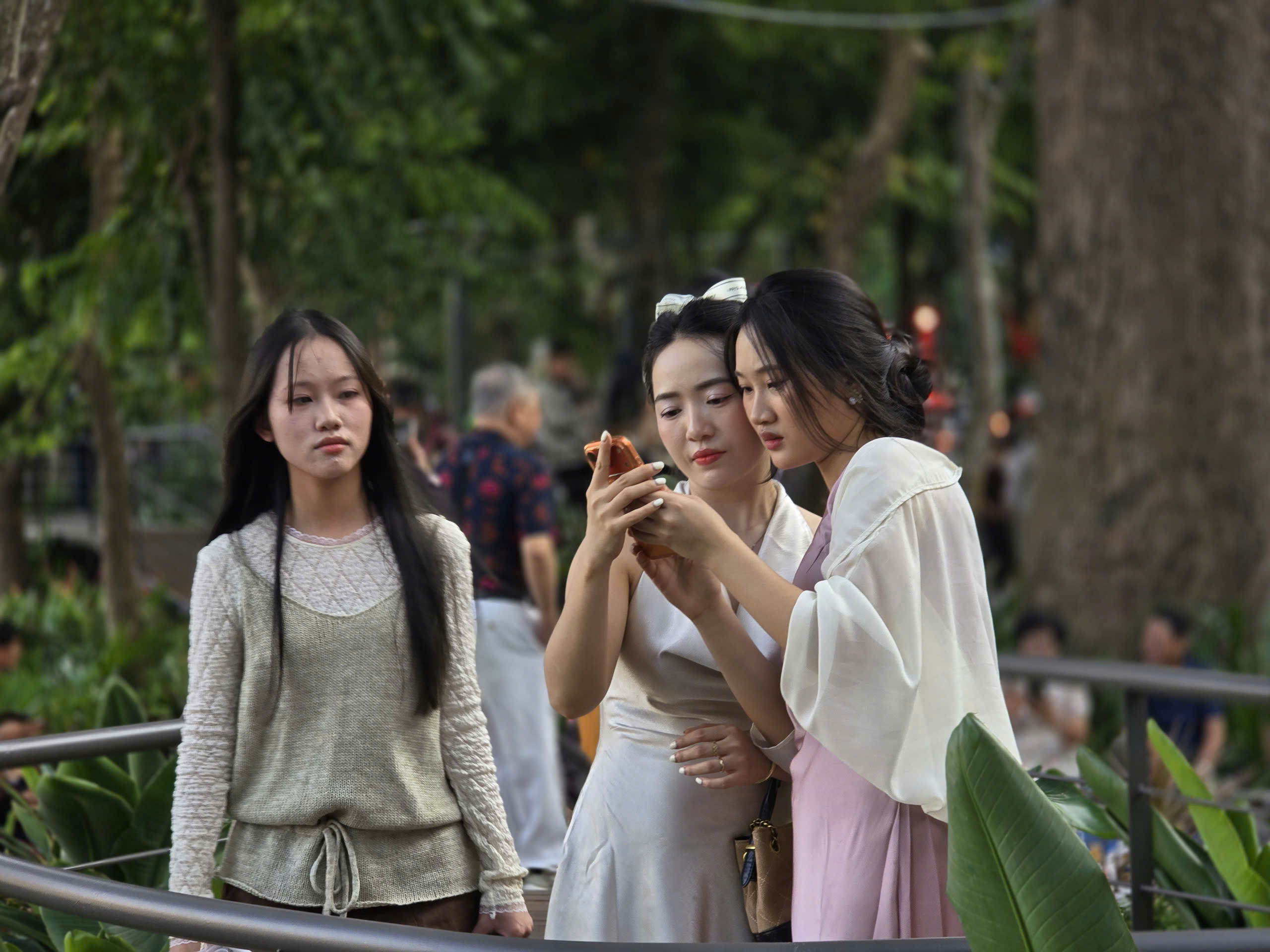 L&agrave;m mới cảm x&uacute;c với kh&ocirc;ng gian nghệ thuật &ldquo;Dải lụa k&yacute; ức&rdquo; b&ecirc;n hồ Ho&agrave;n Kiếm - Ảnh 21.