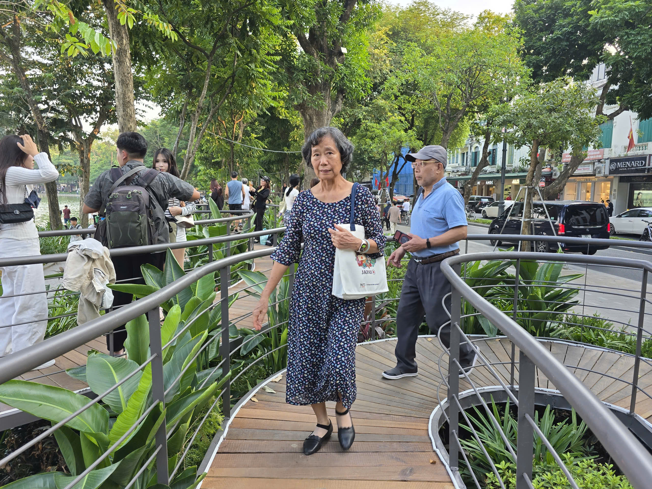 L&agrave;m mới cảm x&uacute;c với kh&ocirc;ng gian nghệ thuật &ldquo;Dải lụa k&yacute; ức&rdquo; b&ecirc;n hồ Ho&agrave;n Kiếm - Ảnh 23.
