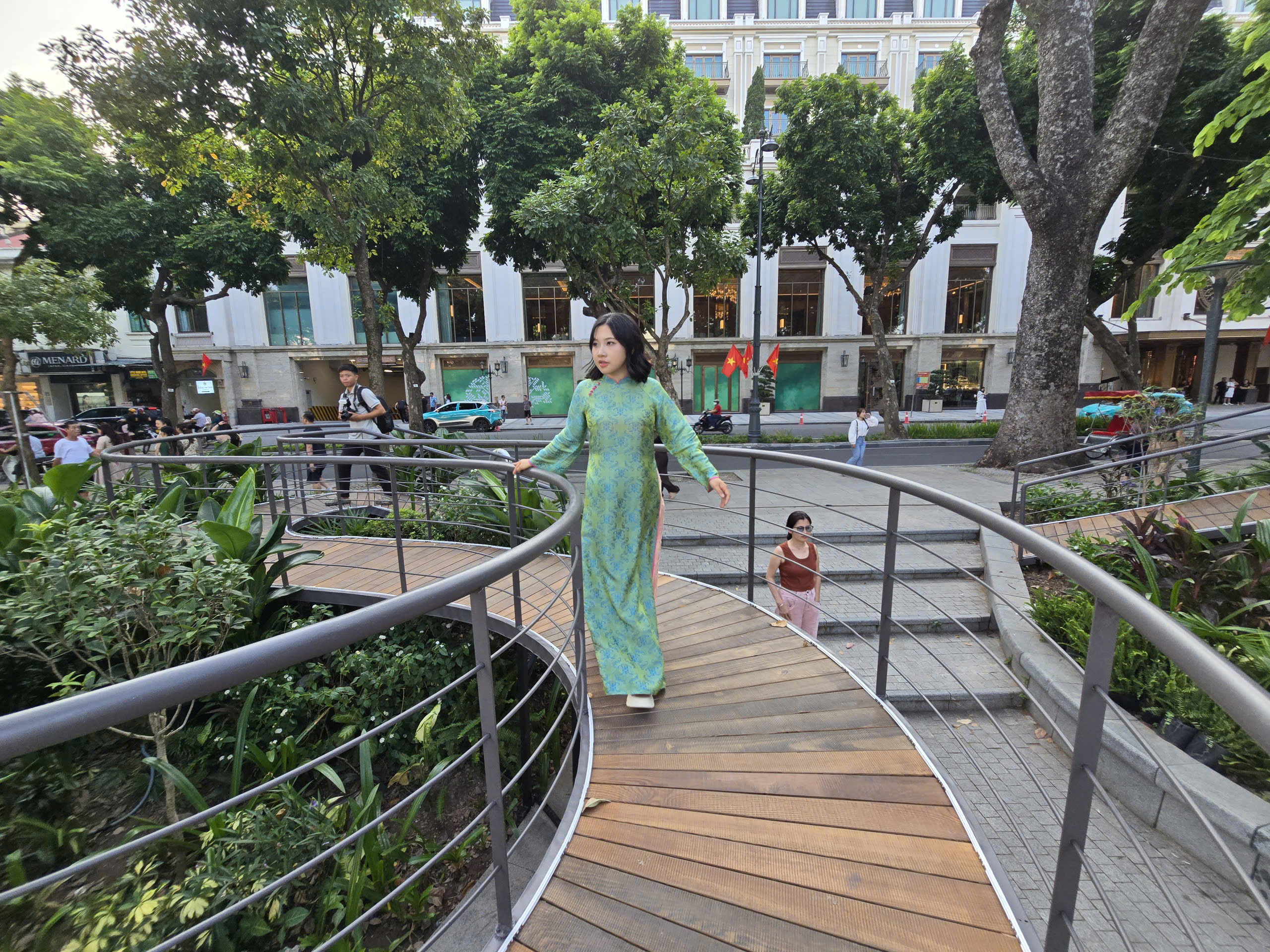 L&agrave;m mới cảm x&uacute;c với kh&ocirc;ng gian nghệ thuật &ldquo;Dải lụa k&yacute; ức&rdquo; b&ecirc;n hồ Ho&agrave;n Kiếm - Ảnh 24.