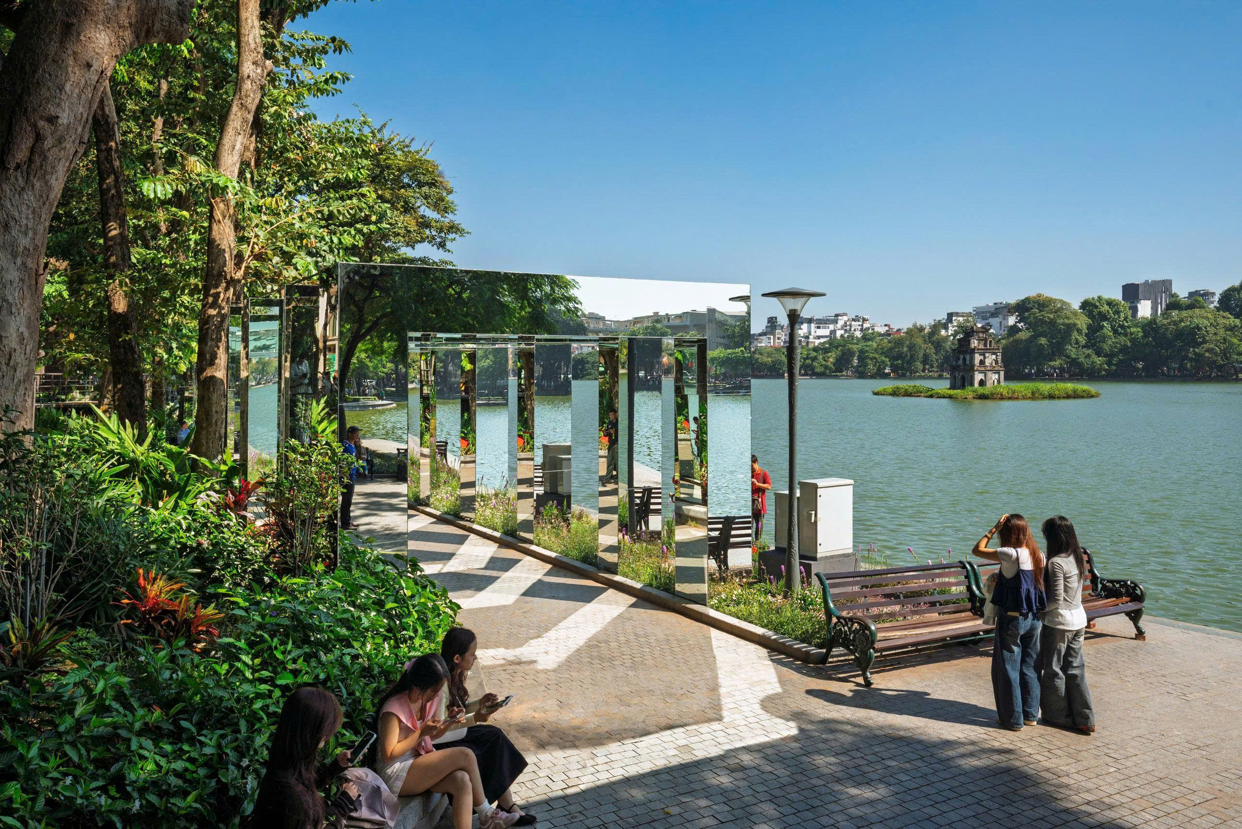 L&agrave;m mới cảm x&uacute;c với kh&ocirc;ng gian nghệ thuật &ldquo;Dải lụa k&yacute; ức&rdquo; b&ecirc;n hồ Ho&agrave;n Kiếm - Ảnh 15.