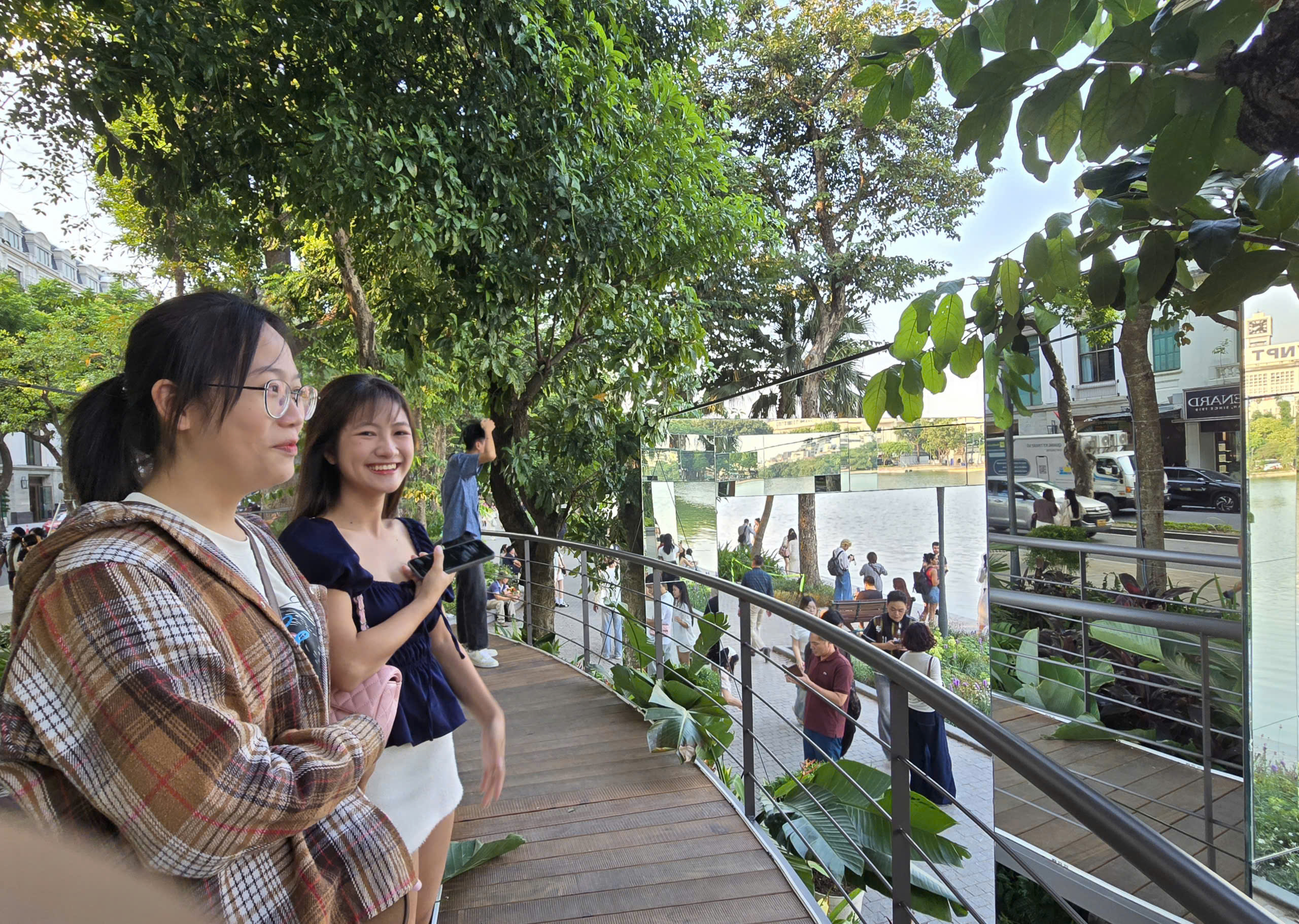 L&agrave;m mới cảm x&uacute;c với kh&ocirc;ng gian nghệ thuật &ldquo;Dải lụa k&yacute; ức&rdquo; b&ecirc;n hồ Ho&agrave;n Kiếm - Ảnh 28.