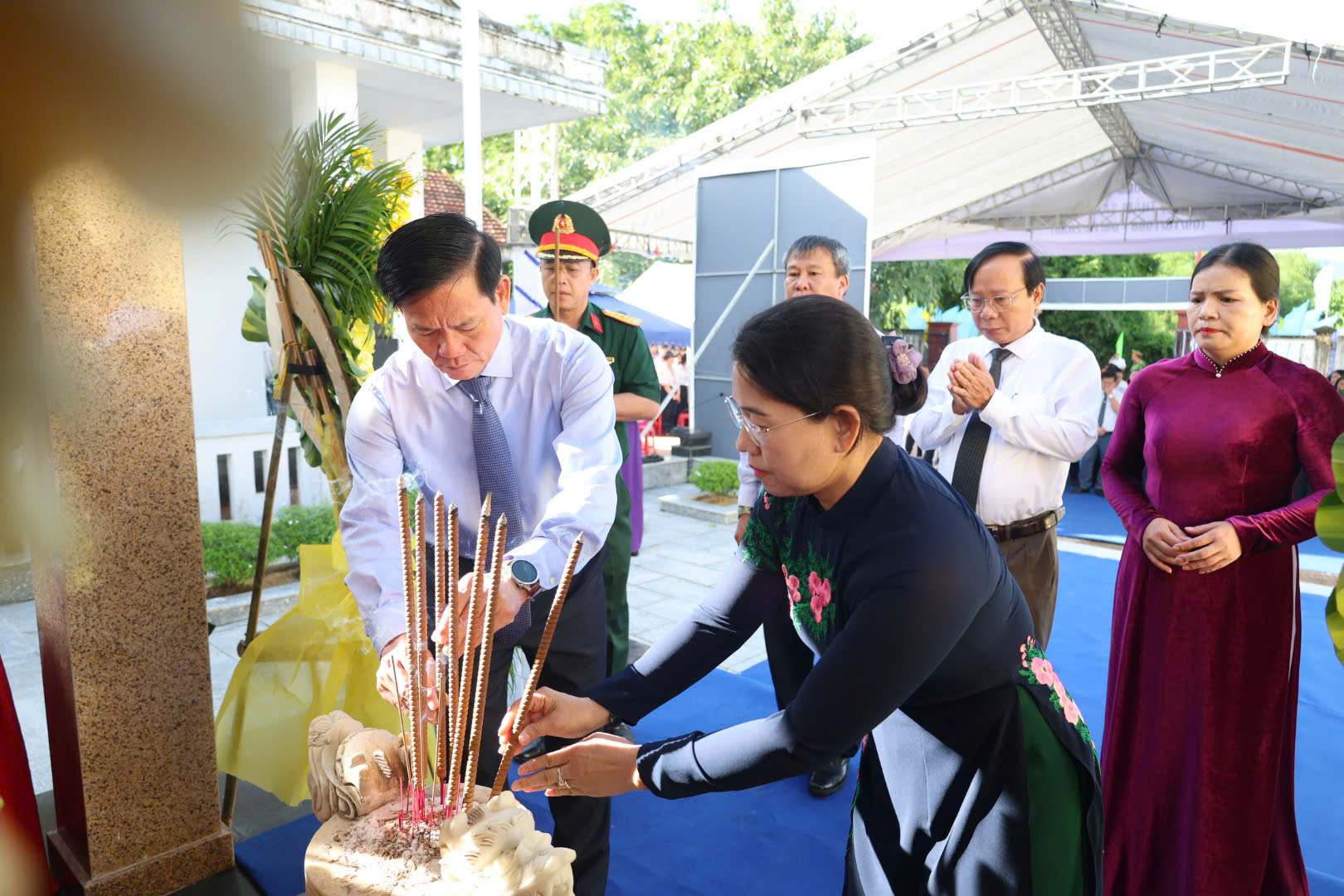 Quảng Ng&atilde;i tưởng niệm 180 đồng b&agrave;o v&ocirc; tội bị s&aacute;t hại trong chiến tranh- Ảnh 2.