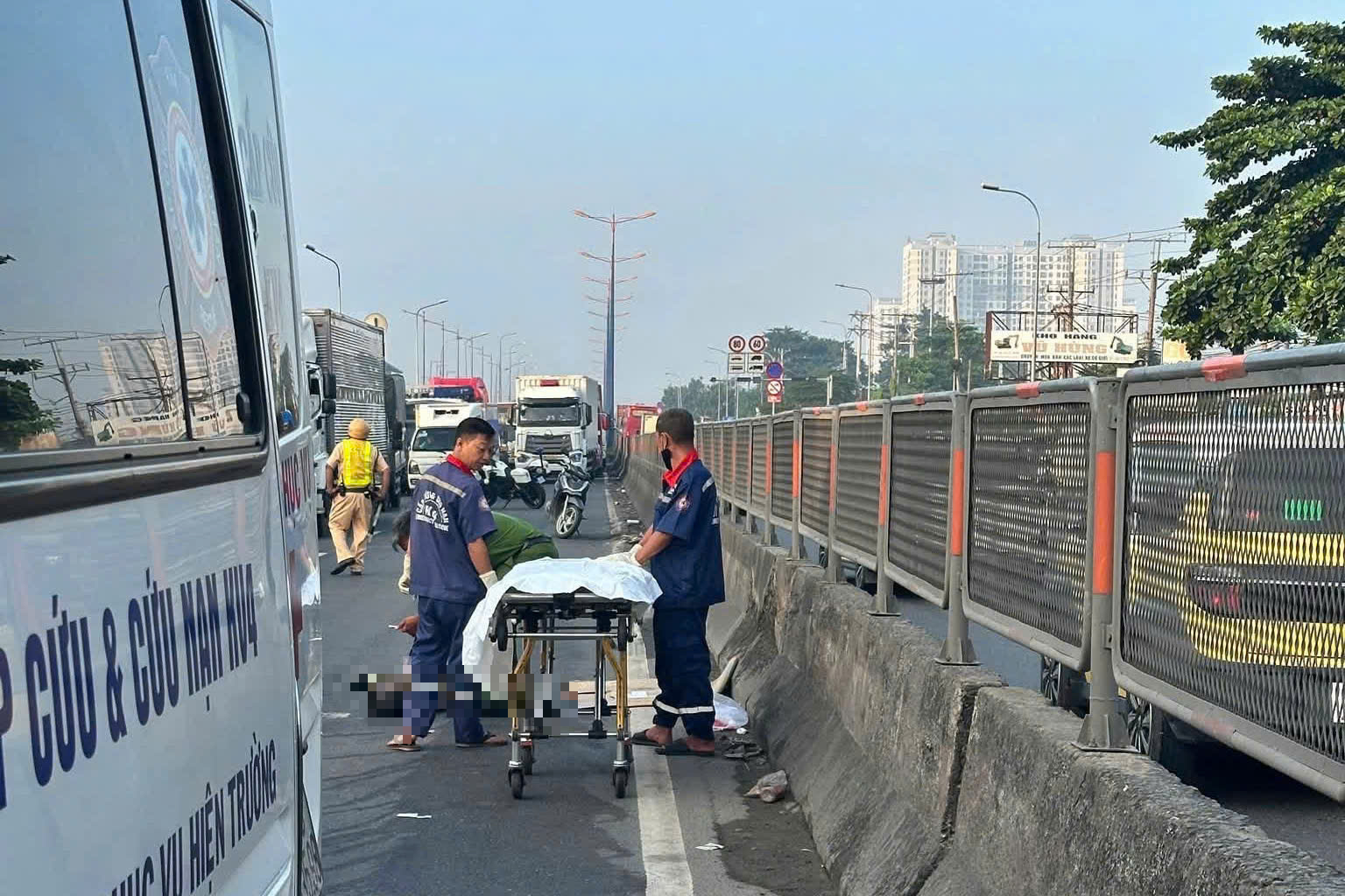 TP.HCM: Đang điều tra, x&aacute;c minh danh t&iacute;nh người đ&agrave;n &ocirc;ng tử vong tr&ecirc;n xa lộ H&agrave; Nội- Ảnh 1.