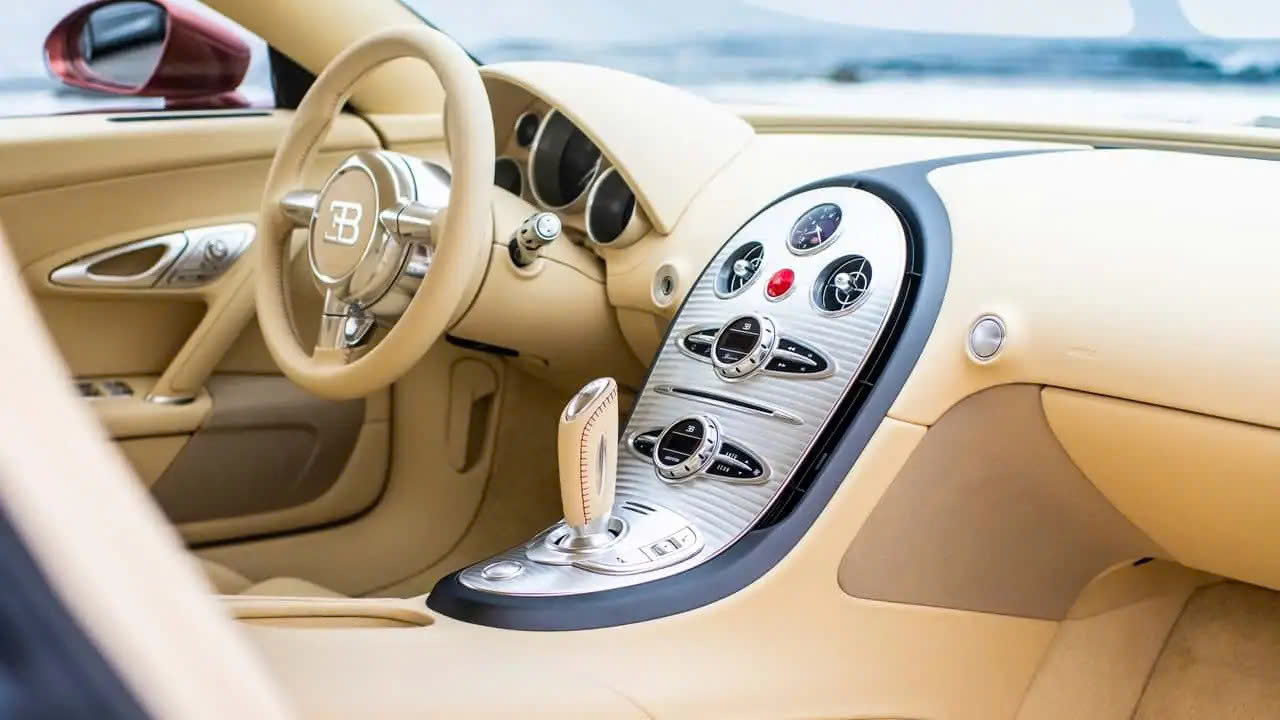 Bugatti cho rằng màn hình càng to, xe chưa chắc càng sang - Ảnh 1.