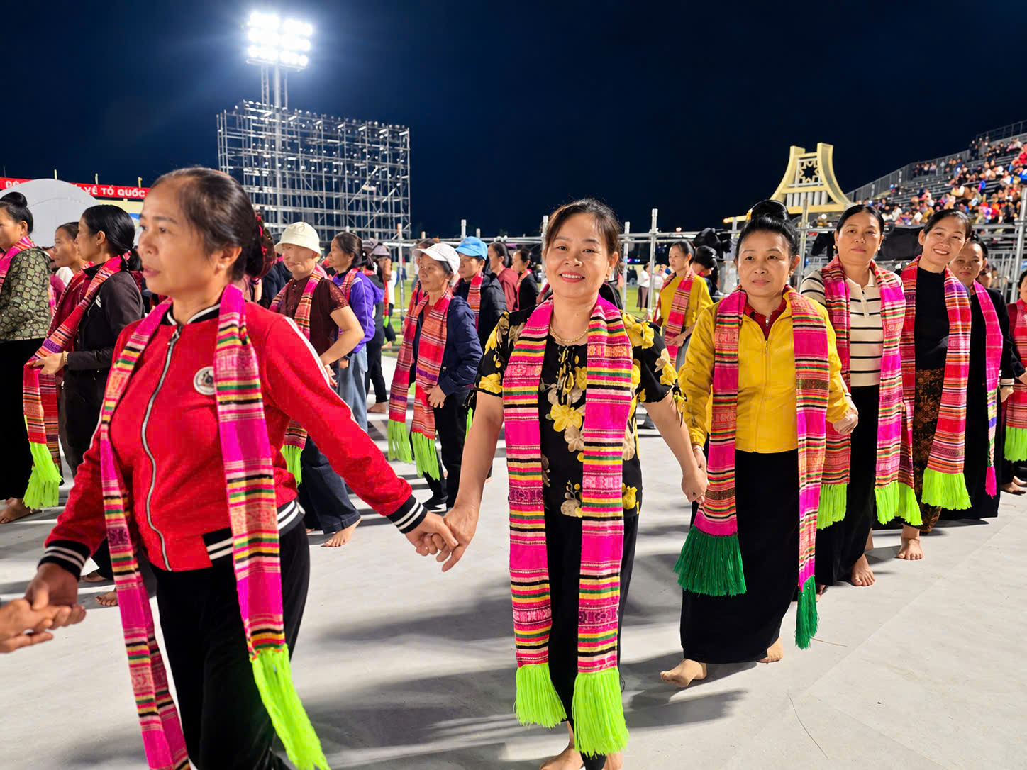 Về nơi s&aacute;ng gặt l&uacute;a, chiều h&aacute;i ng&ocirc;, tối m&uacute;a x&ograve;e ở L&agrave;o Cai- Ảnh 11.
