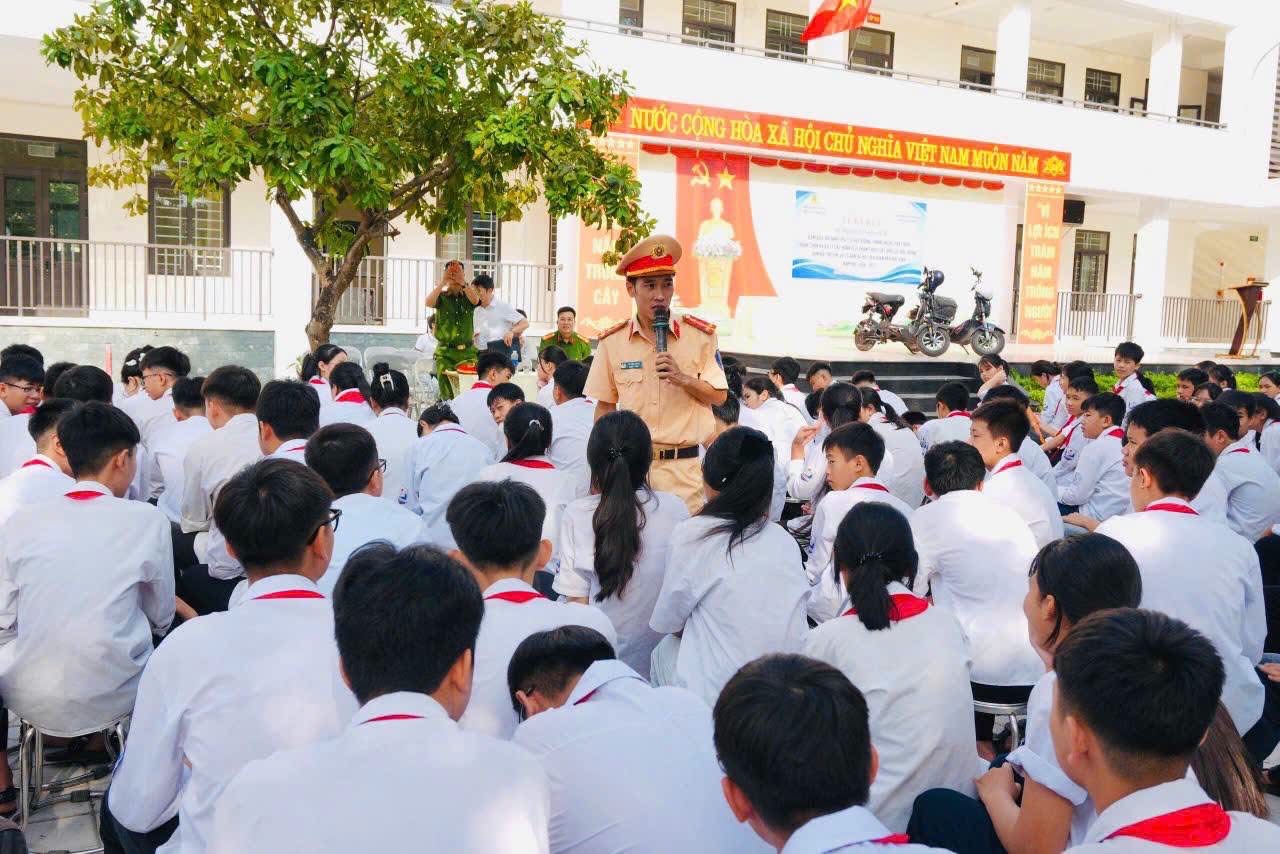 Phú Thọ nâng cao ý thức giao thông cho học sinh từ trường học - Ảnh 3.
